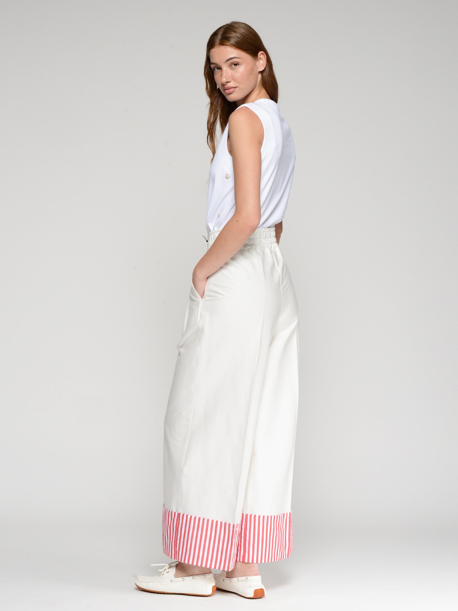 PANTALÓN BLANCO PUÑO RAYAS ROJAS
