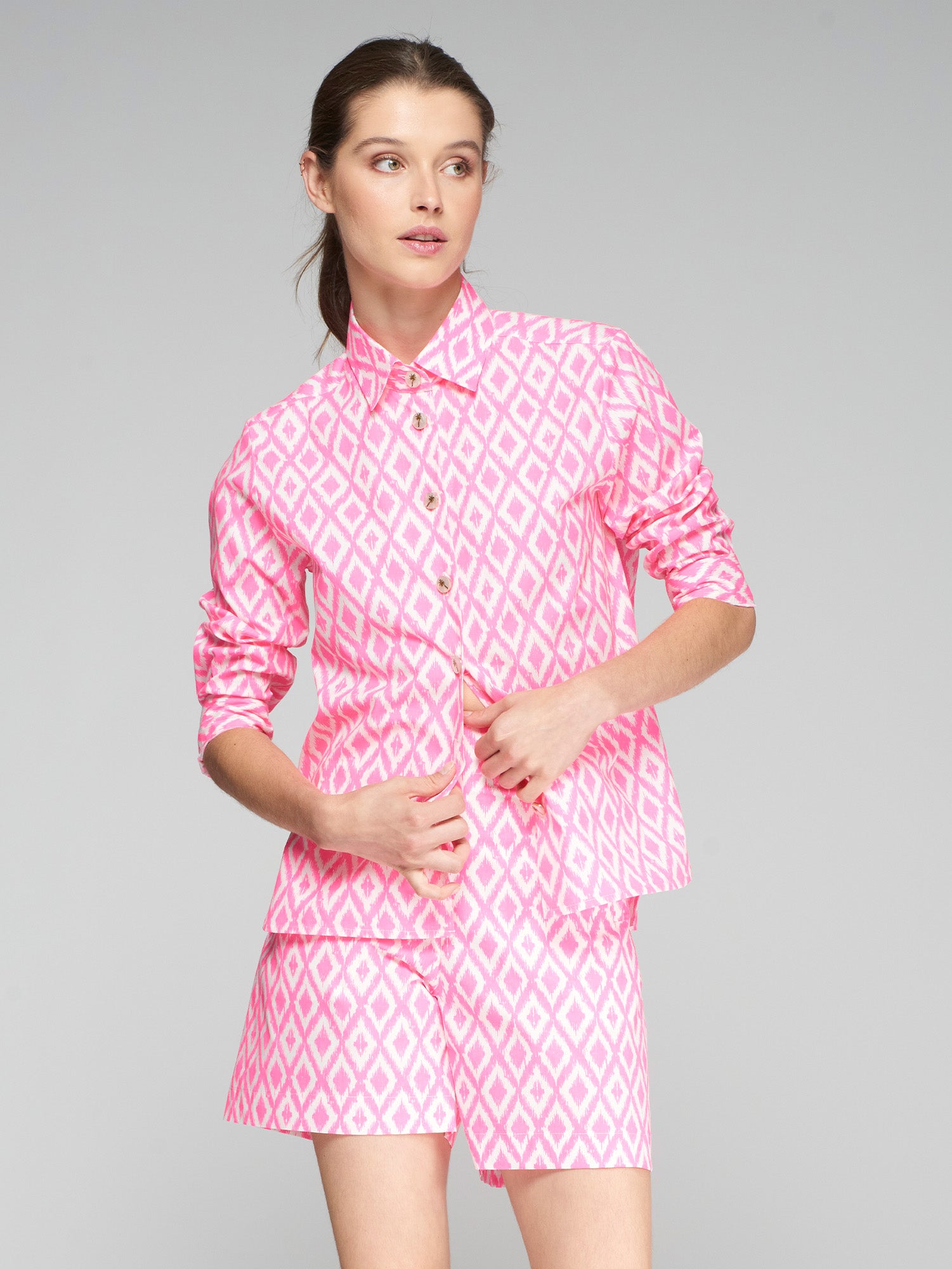 BERMUDA SANDRA IKAT FLUOR ROSA
