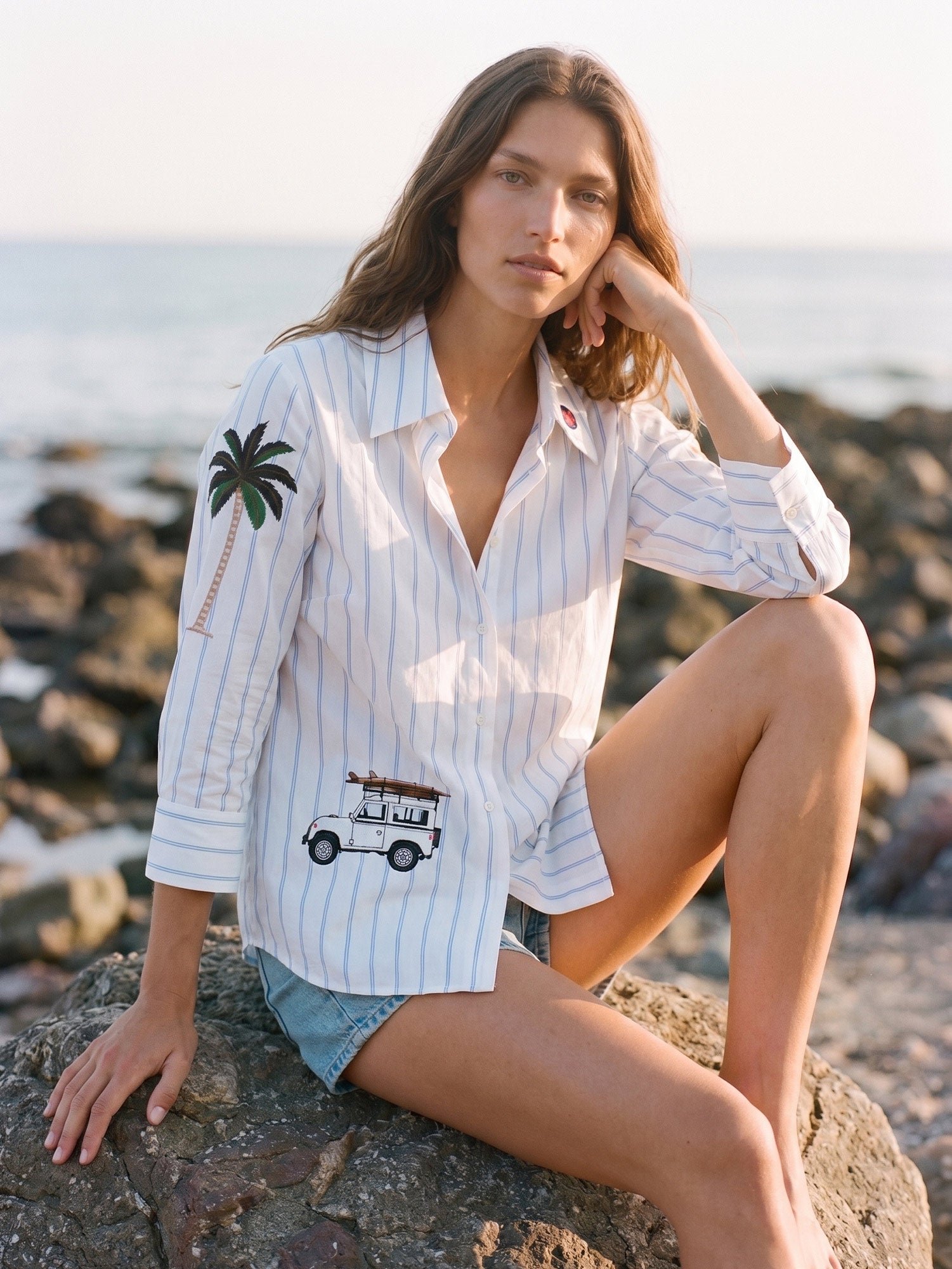 WHITE SHIRT WITH BLUE STRIPES AND SURF EMBROIDERY