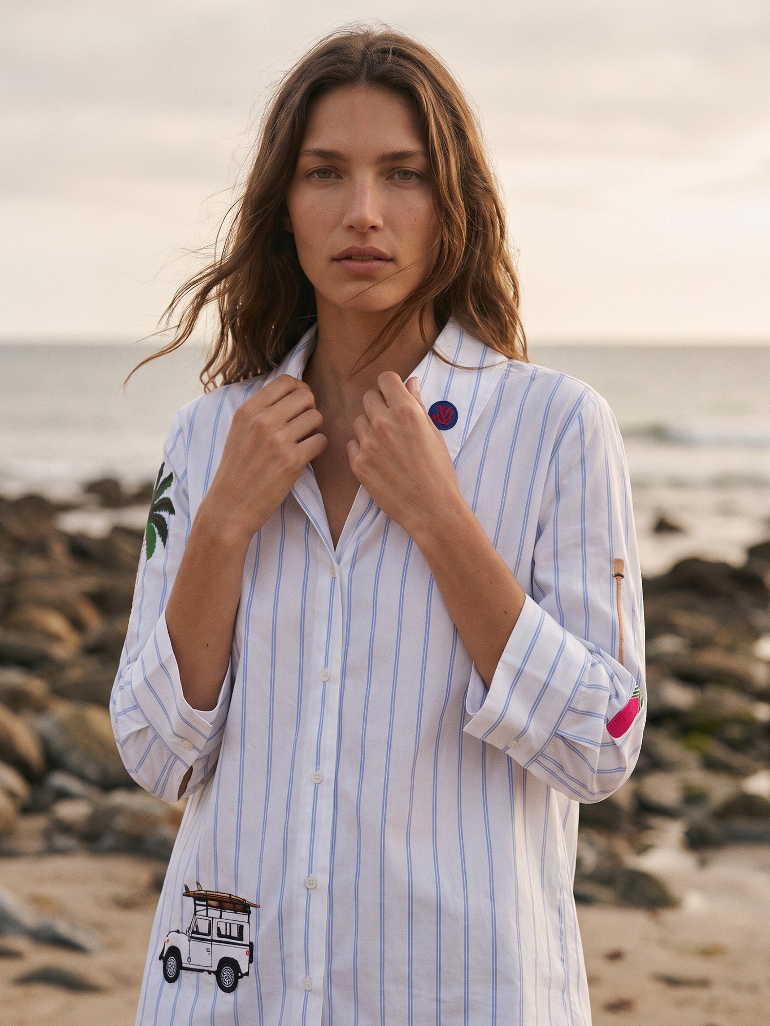 WHITE SHIRT WITH BLUE STRIPES AND SURF EMBROIDERY