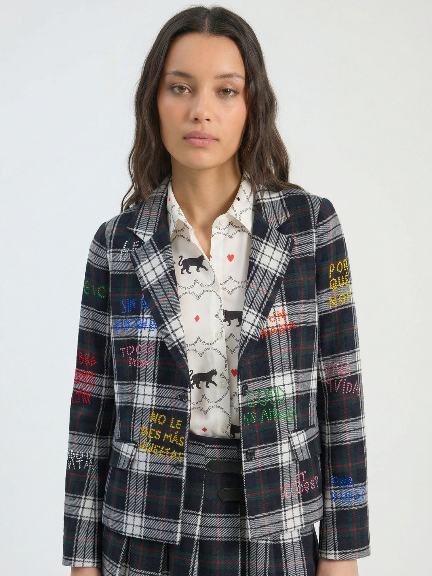CHAQUETA CUADROS MENSAJES BORDADOS