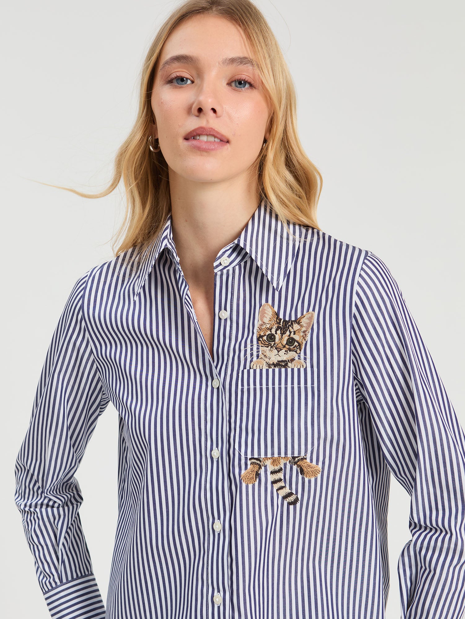 CAMISA DE RAYAS AZULES BORDADOS GATOS