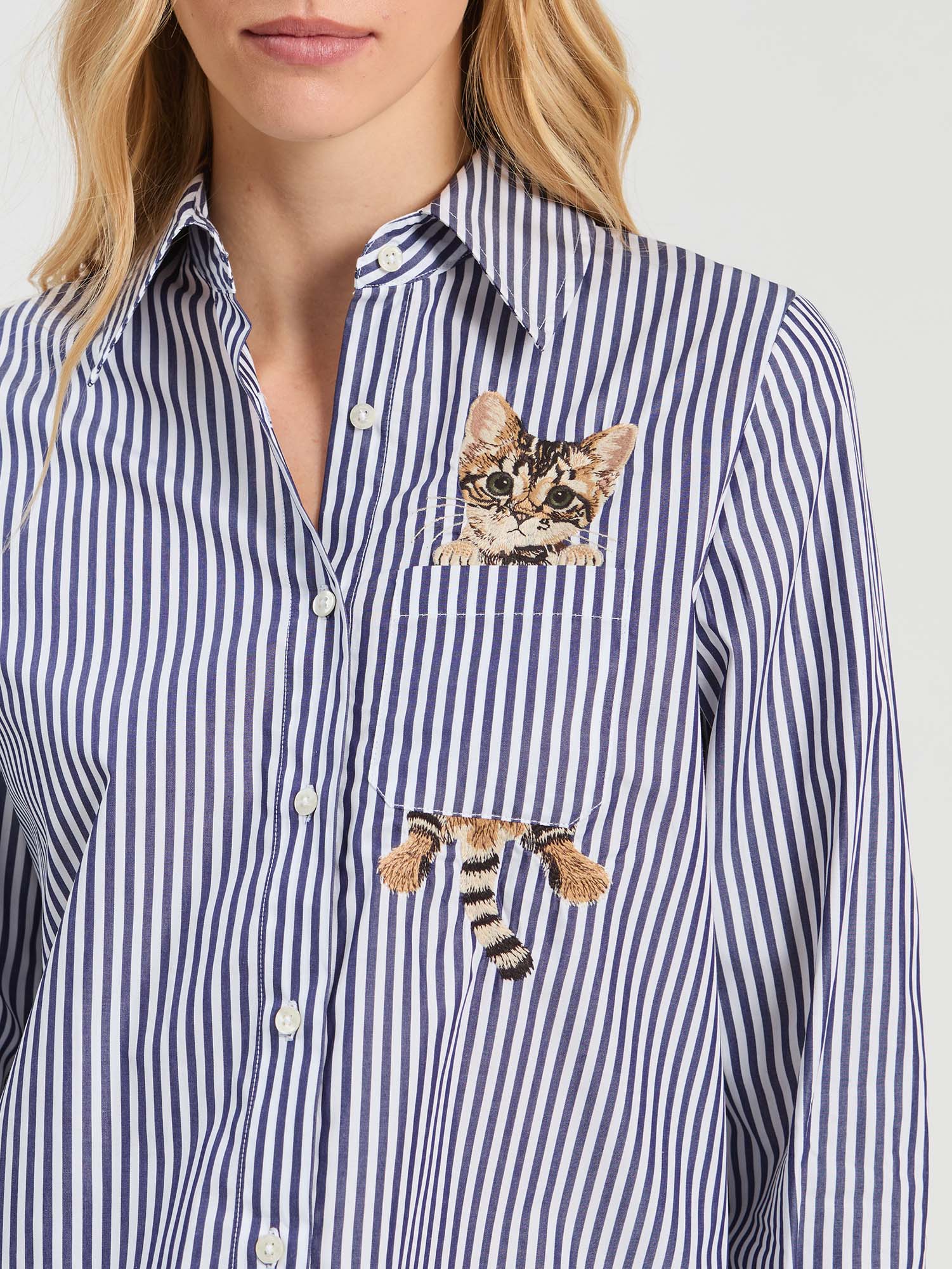 CAMISA DE RAYAS AZULES BORDADOS GATOS