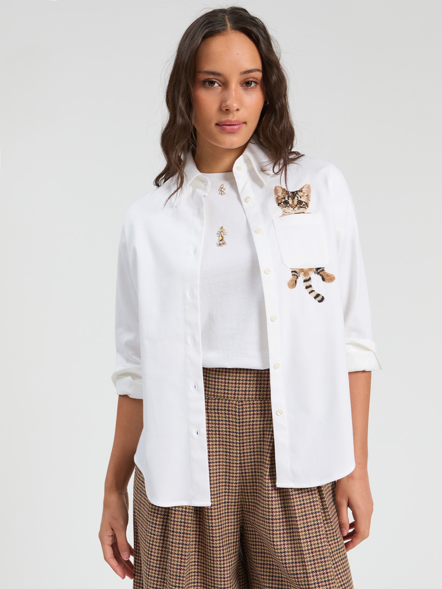 WHITE HERRINGBONE SHIRT WITH CAT EMBROIDERY