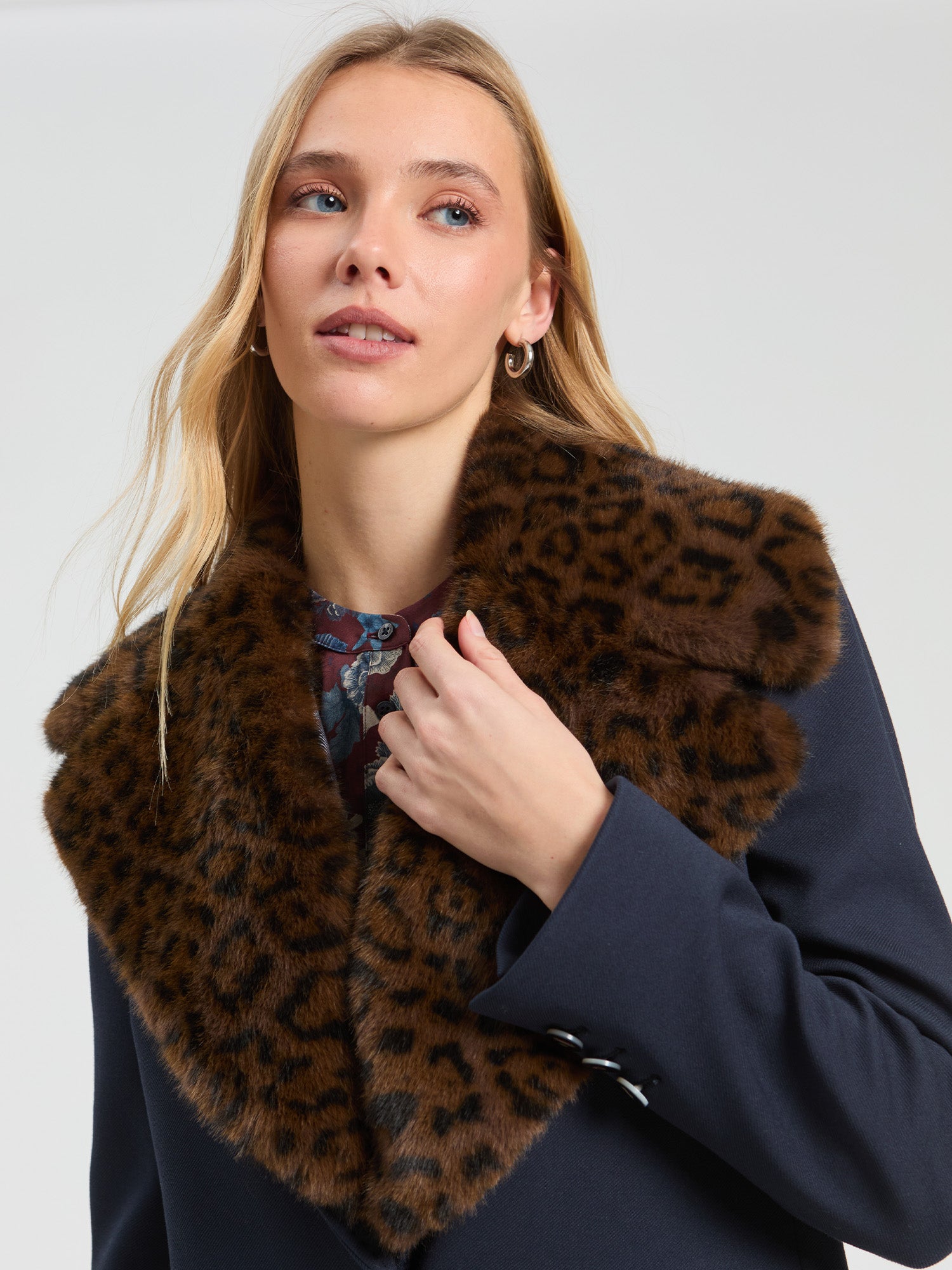 ANIMAL PRINT FAUX FUR COLLAR