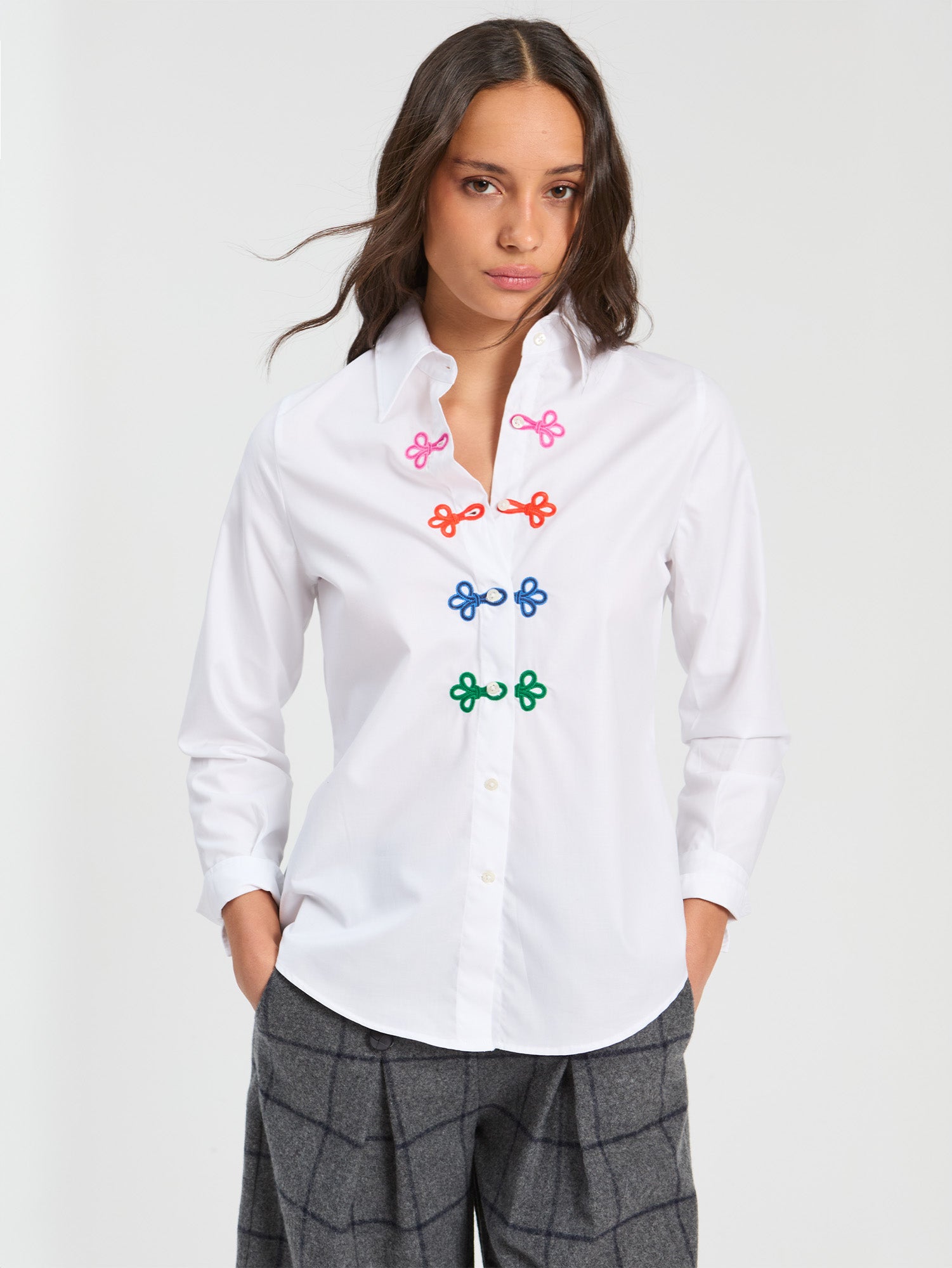 CAMISA BLANCA ALAMARES MULTICOLOR
