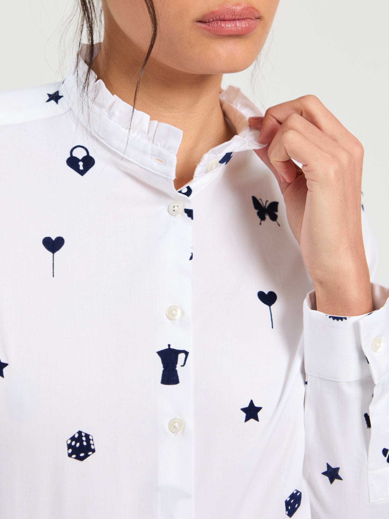 WHITE SHIRT FLOCK MOTIFS