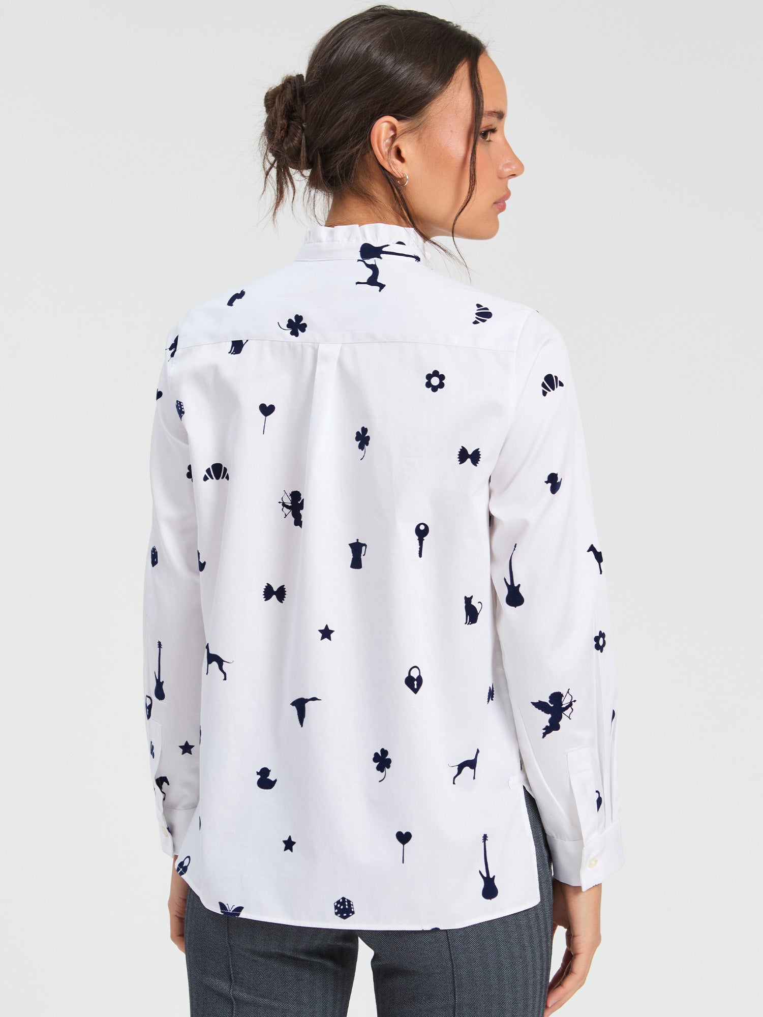 WHITE SHIRT FLOCK MOTIFS
