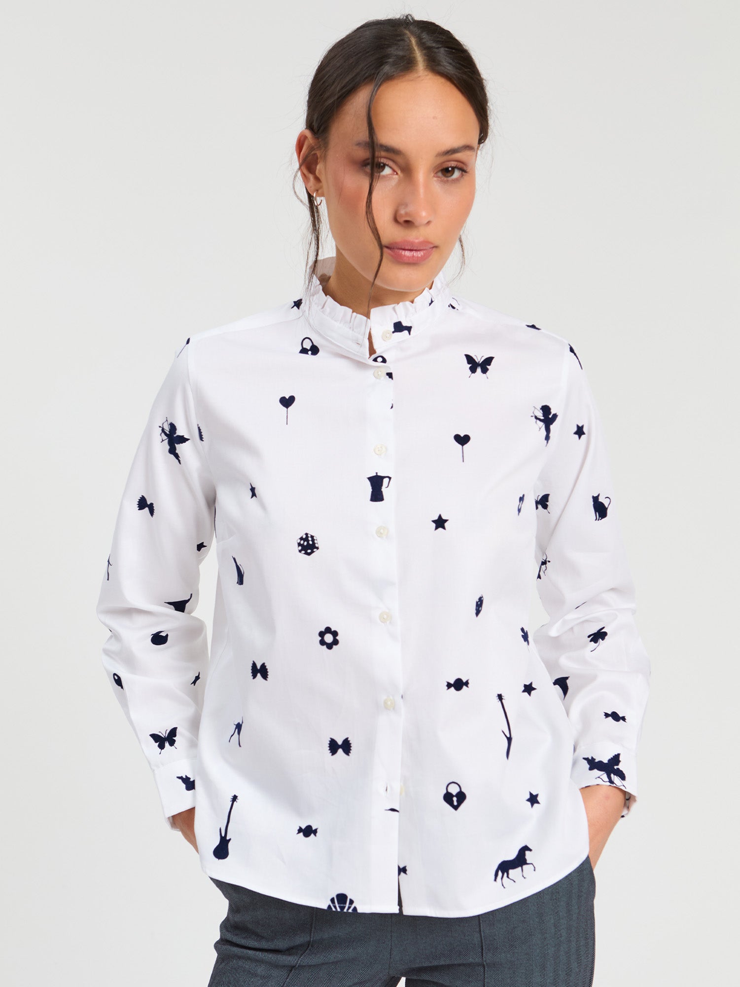 WHITE SHIRT FLOCK MOTIFS