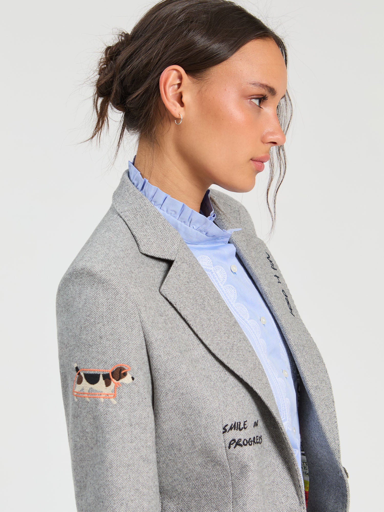 CHAQUETA GRIS ESPIGA BORDADO GARABATOS