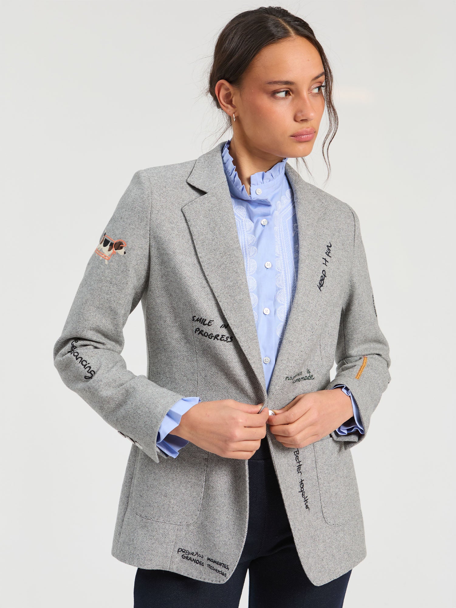CHAQUETA GRIS ESPIGA BORDADO GARABATOS