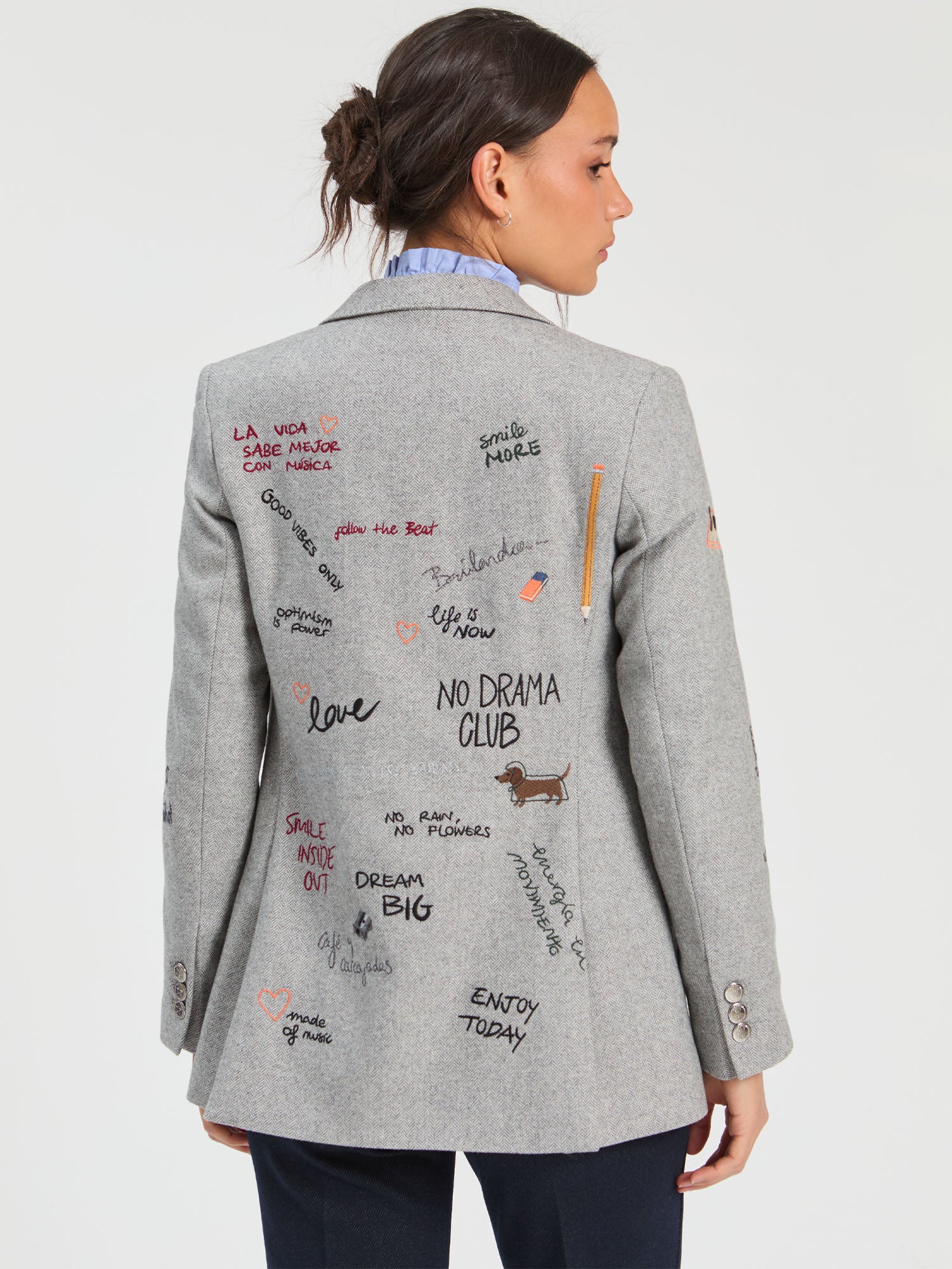 CHAQUETA GRIS ESPIGA BORDADO GARABATOS