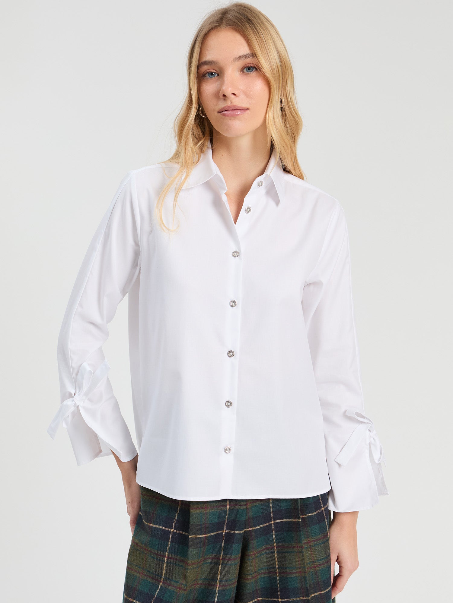 WHITE SHIRT TIES ON CUFFS