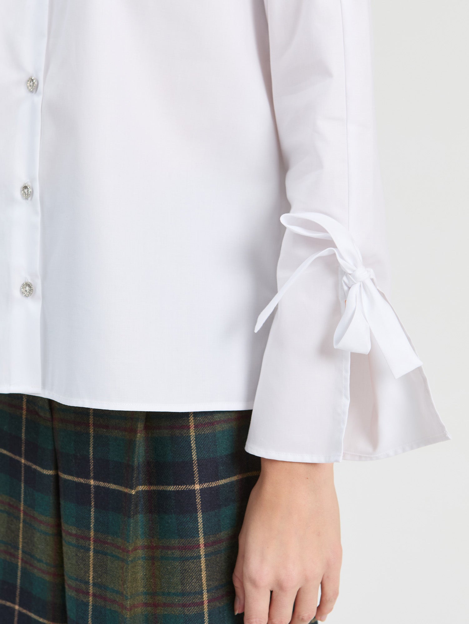WHITE SHIRT TIES ON CUFFS