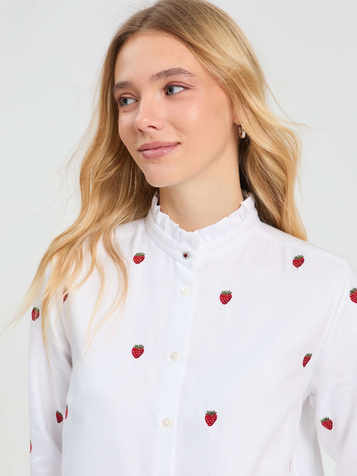 CAMISA ESPIGA BLANCA BORDADO FRESAS