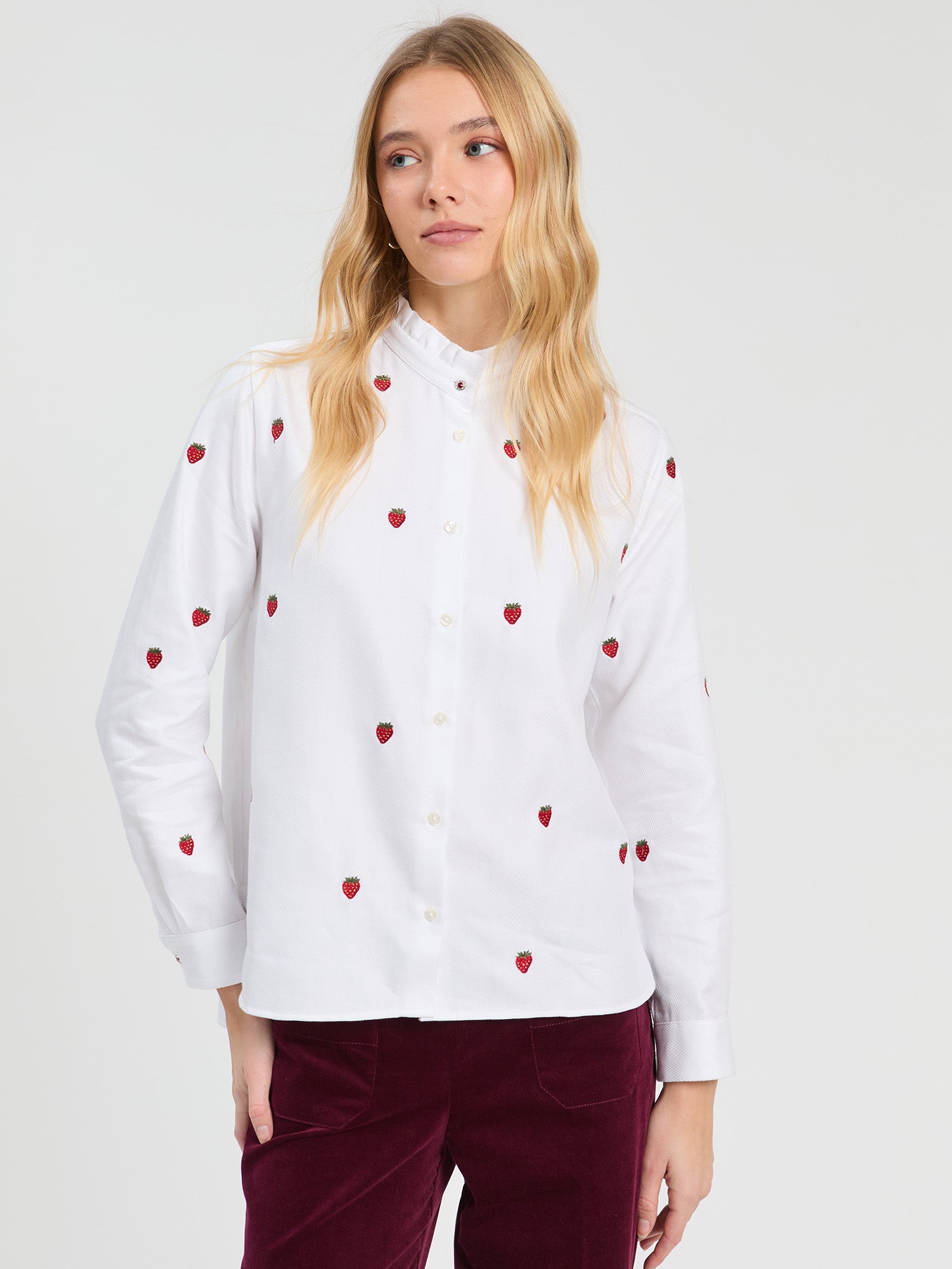 CAMISA ESPIGA BLANCA BORDADO FRESAS