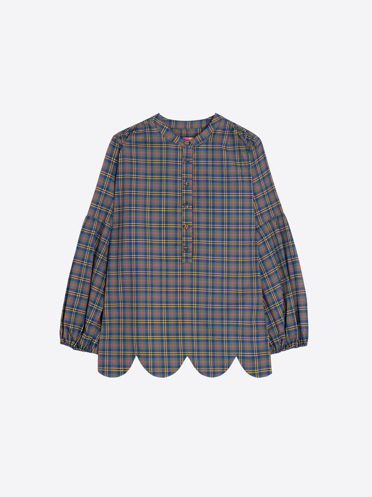Camisa de cuadros con bajo ondulado y cuello mao.