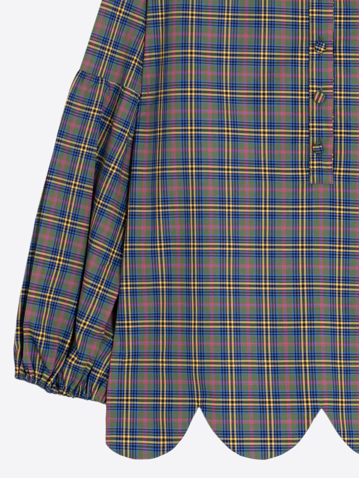 Camisa de cuadros con bajo ondulado y cuello mao.