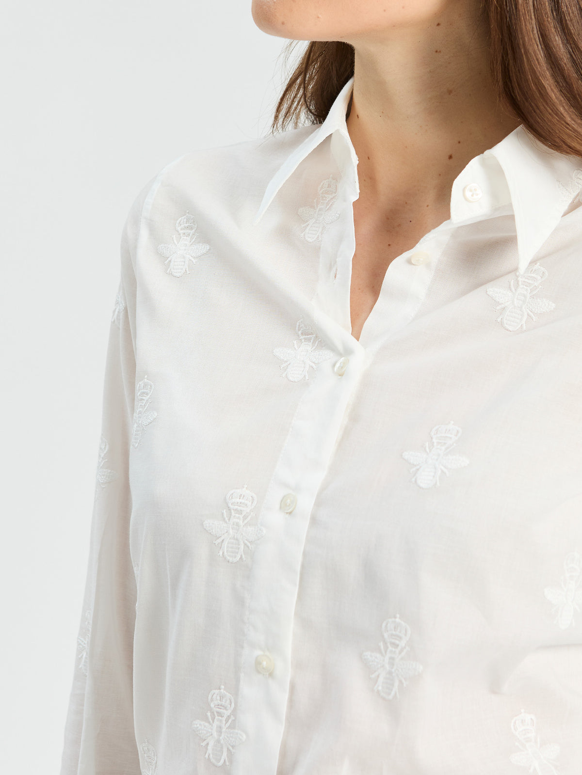 Camisa blanca clásica con bordado suizo sutil