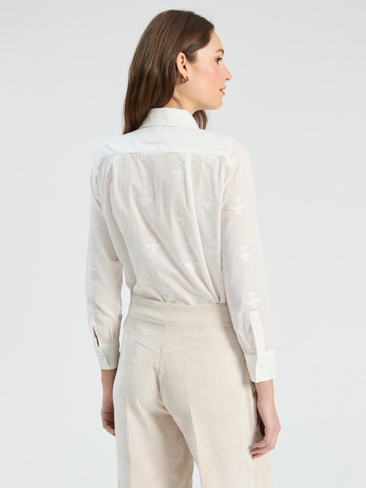 Camisa blanca clásica con bordado suizo sutil