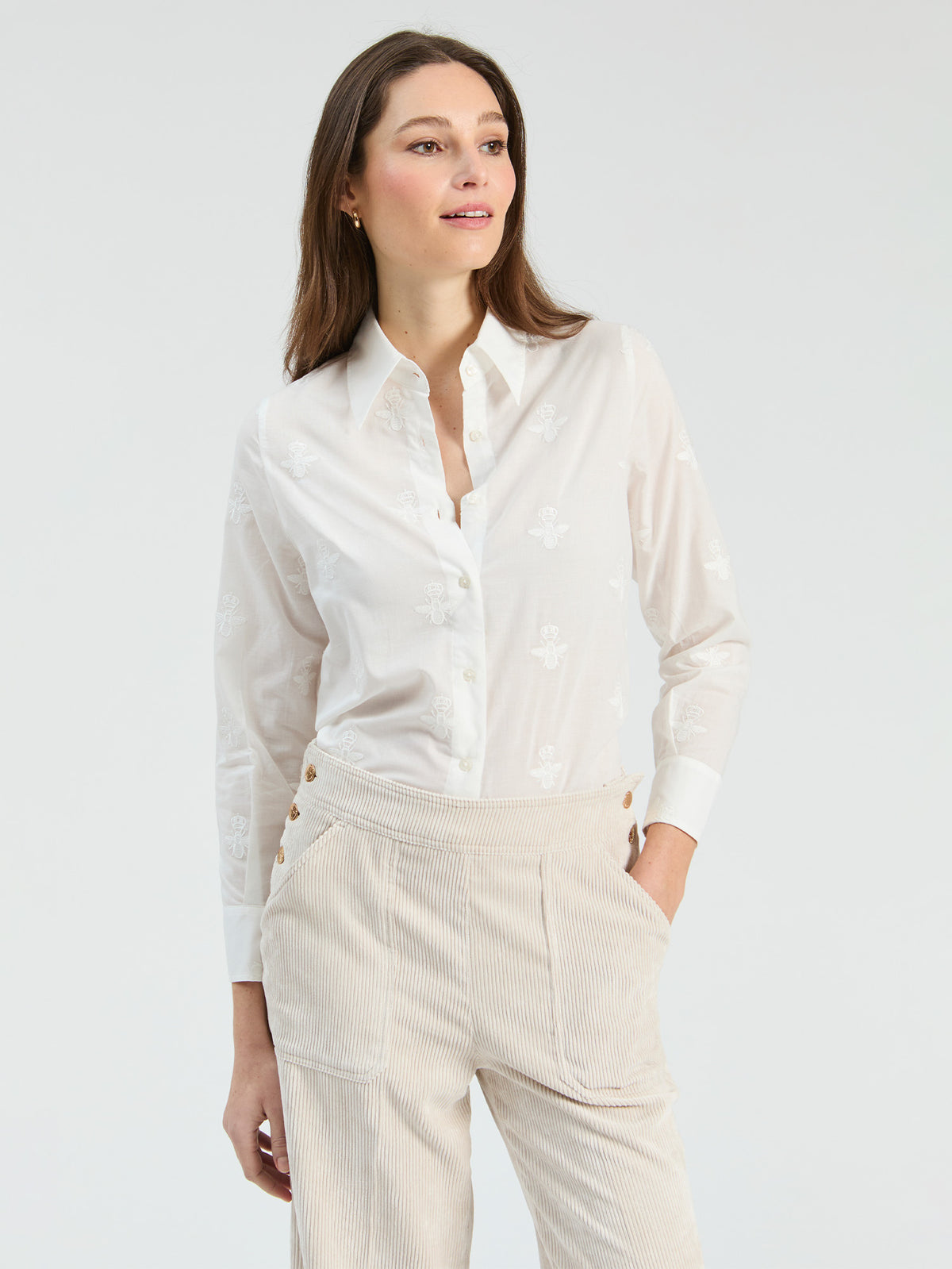 Camisa blanca clásica con bordado suizo sutil