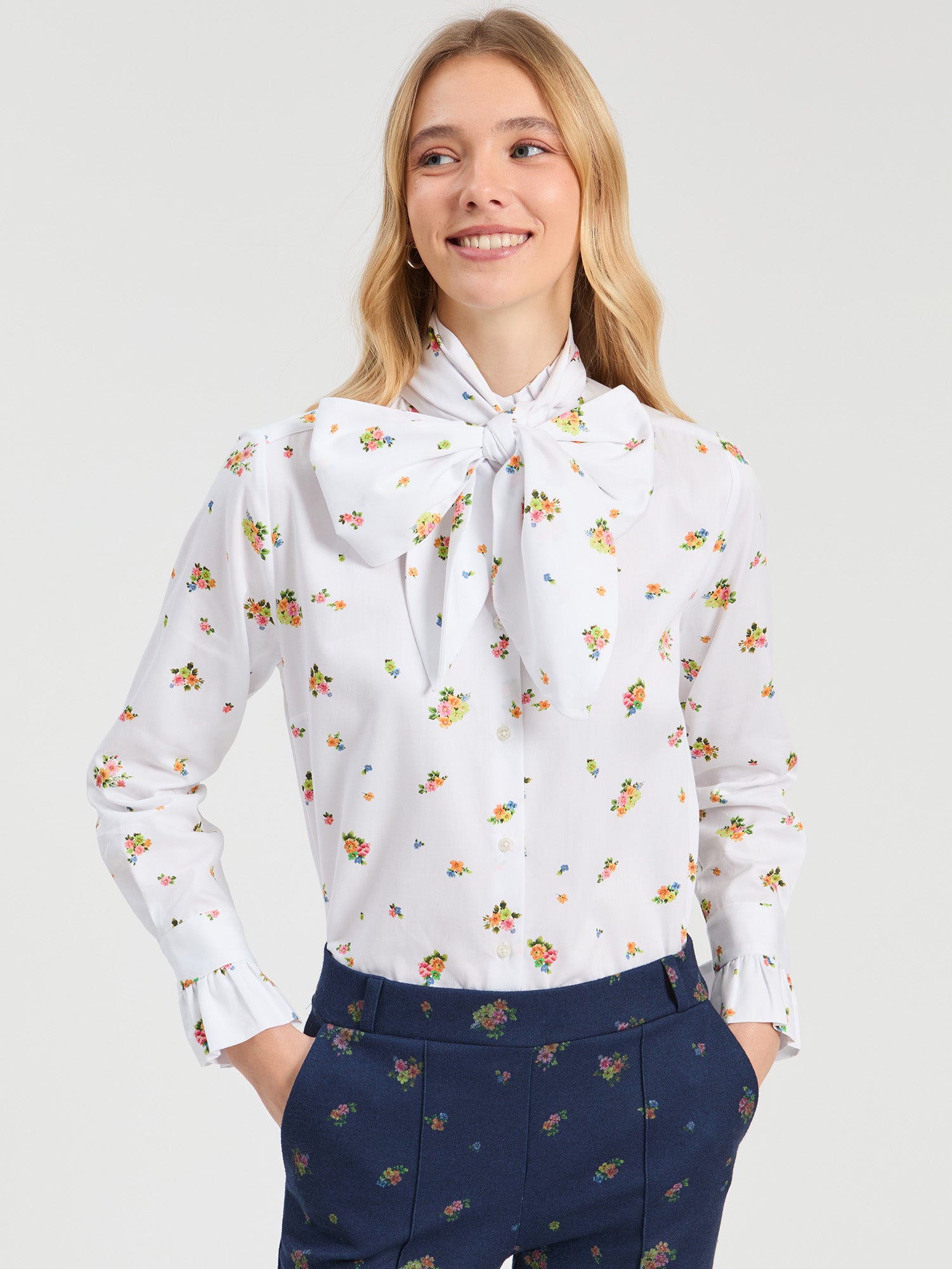 WHITE FLOWER PRINT BLOUSE WITH BOW AT THE NECK