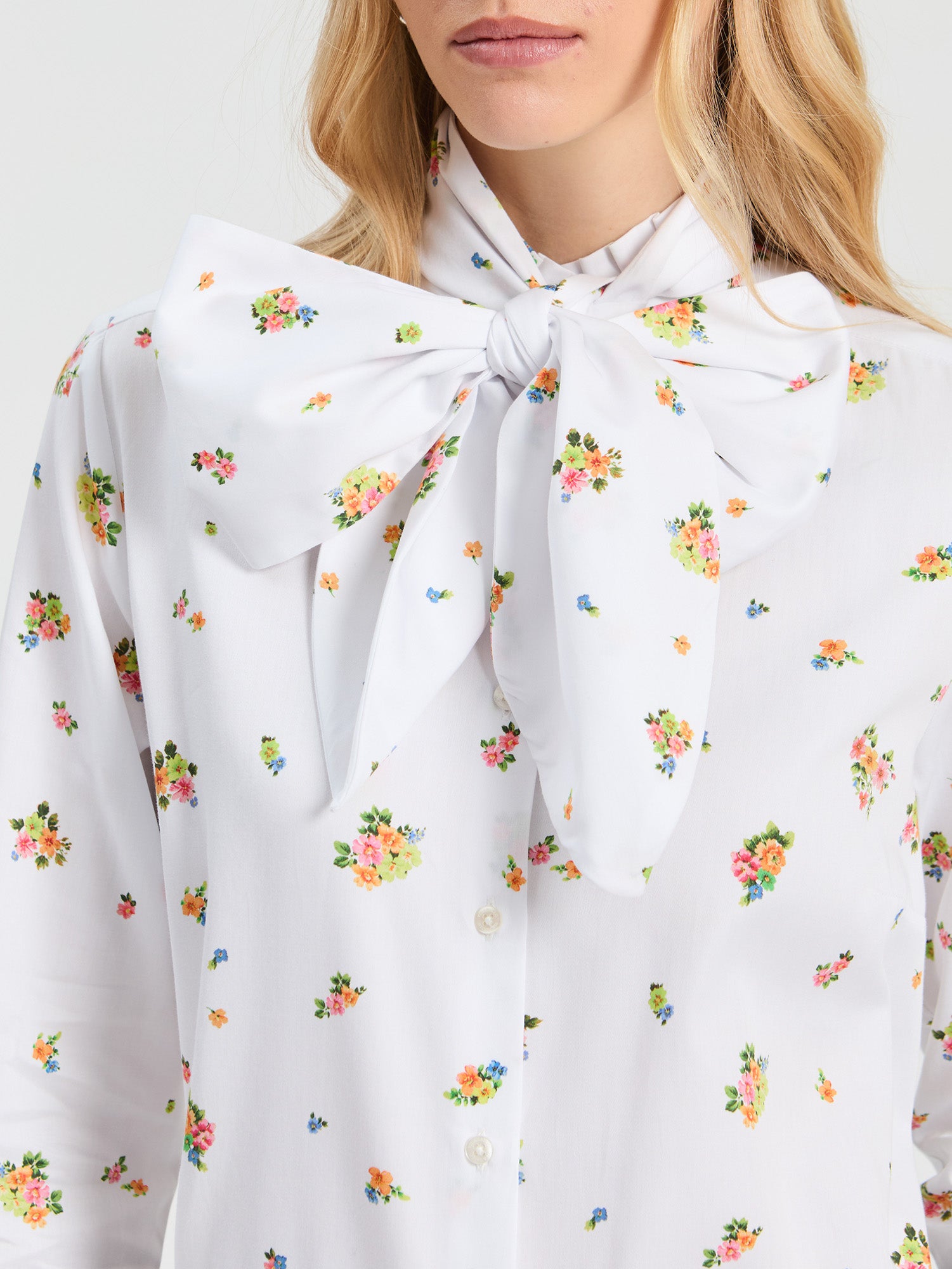 WHITE FLOWER PRINT BLOUSE WITH BOW AT THE NECK