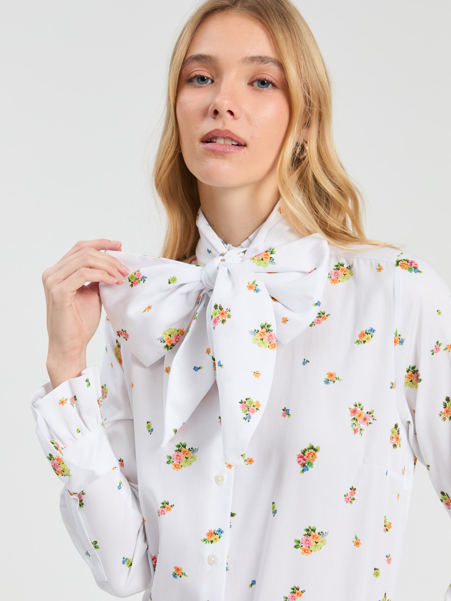WHITE FLOWER PRINT BLOUSE WITH BOW AT THE NECK