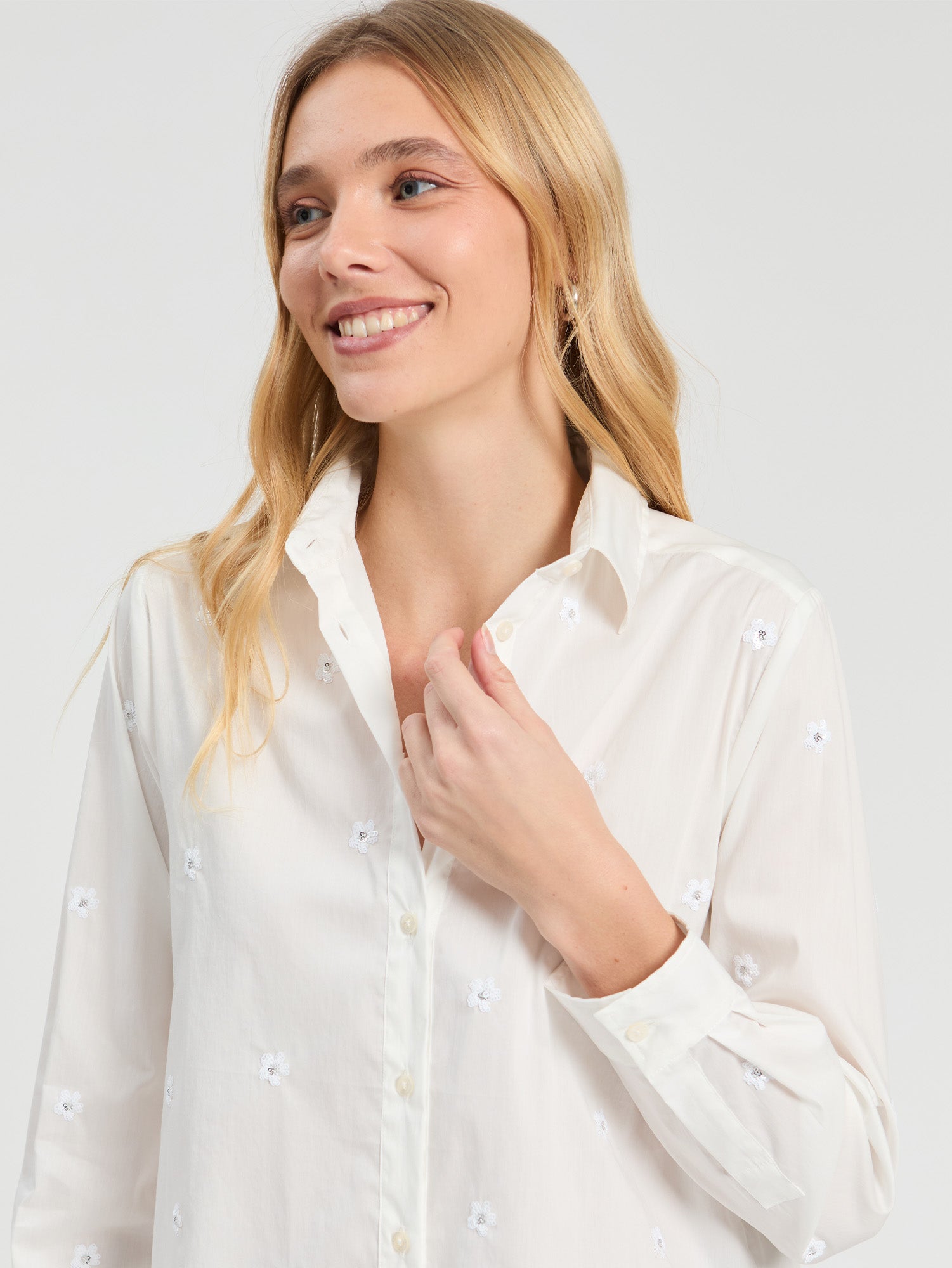 WHITE SHIRT RHINESTONE FLOWER