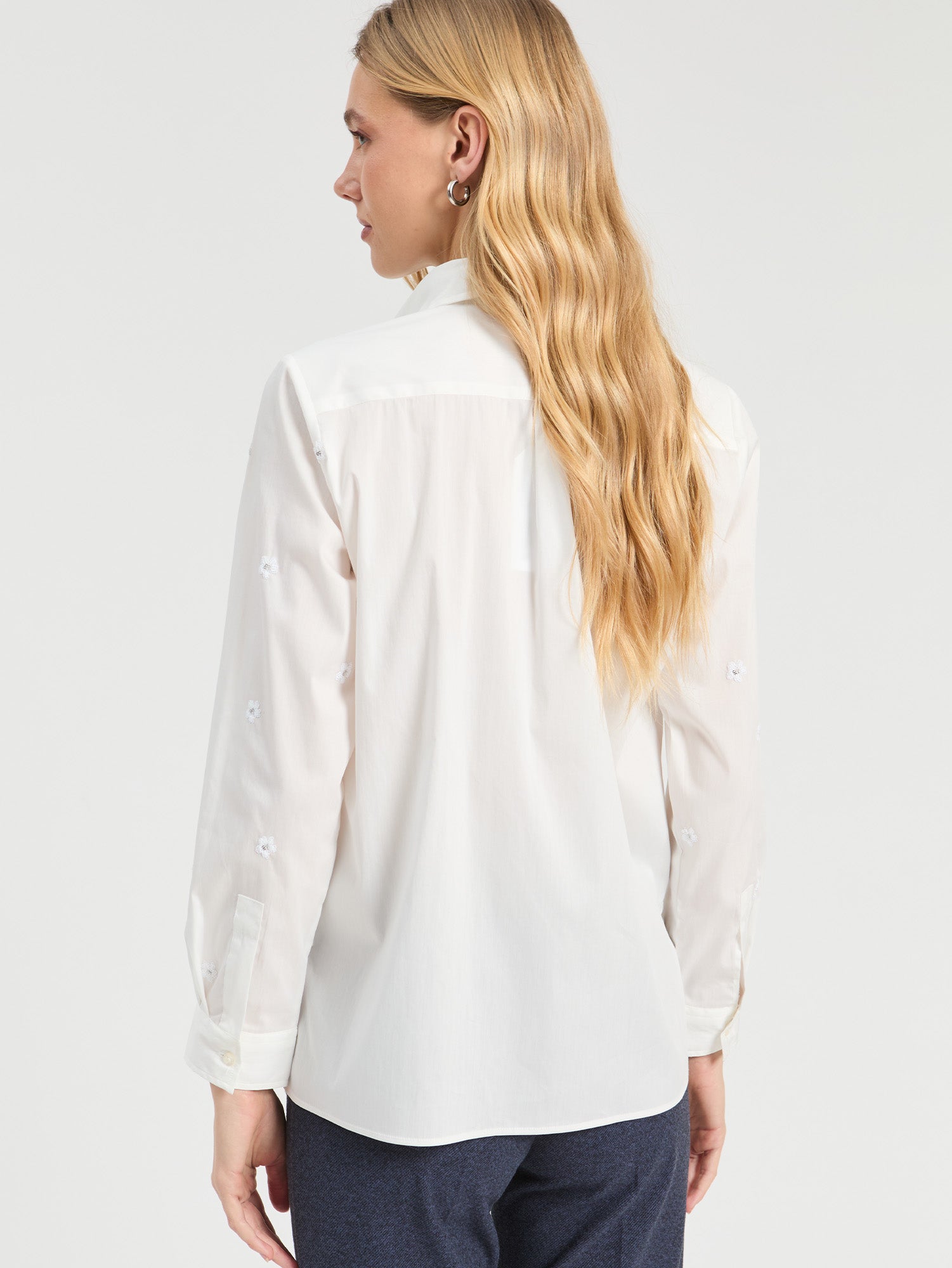 WHITE SHIRT RHINESTONE FLOWER