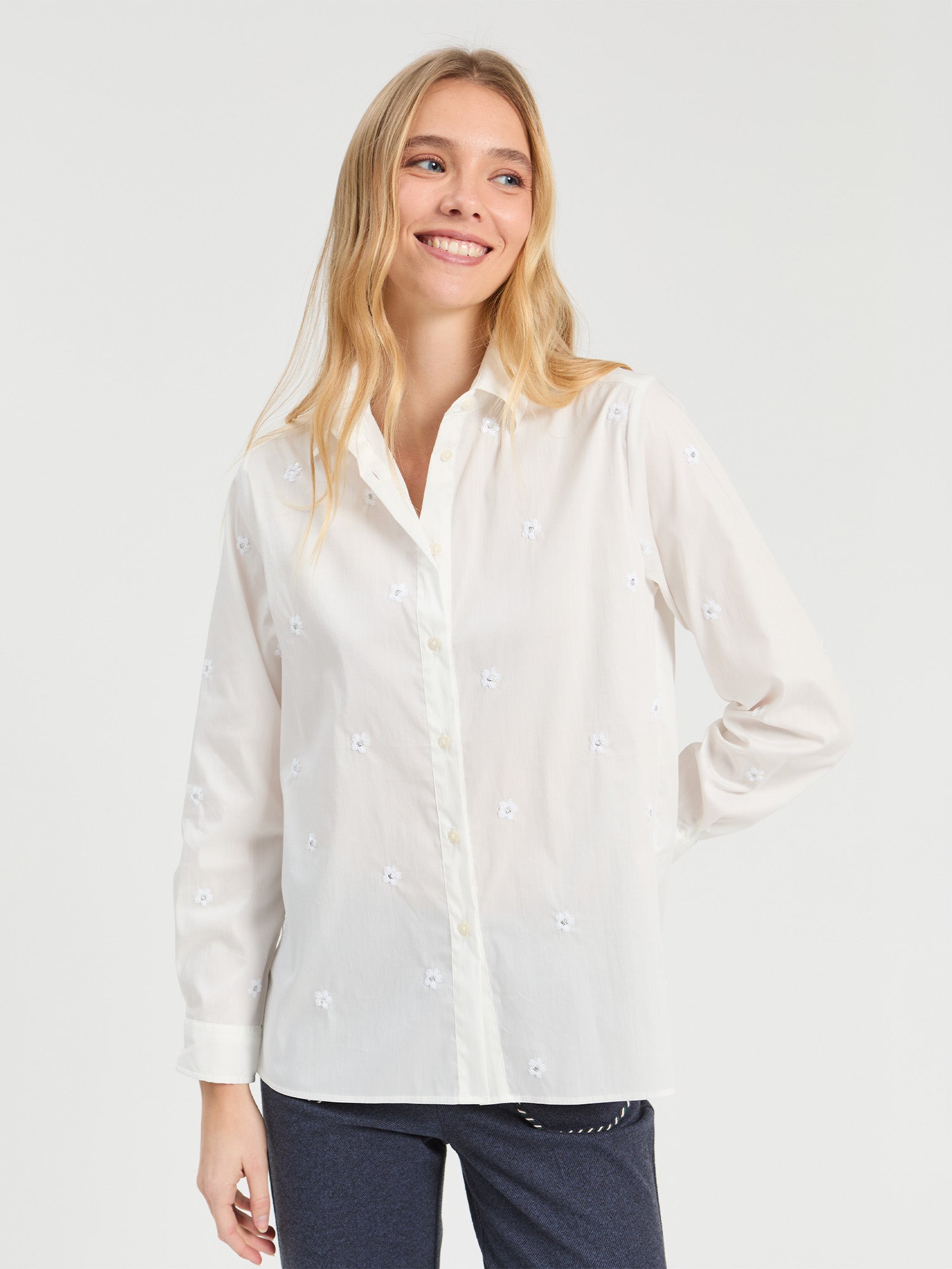 WHITE SHIRT RHINESTONE FLOWER