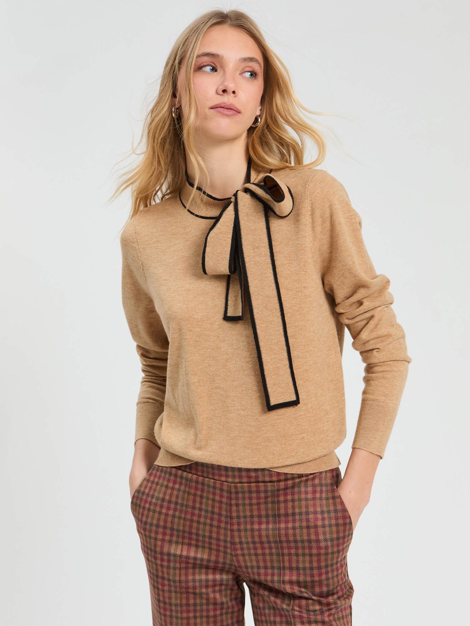 BLACK AND BEIGE BOW SWEATER