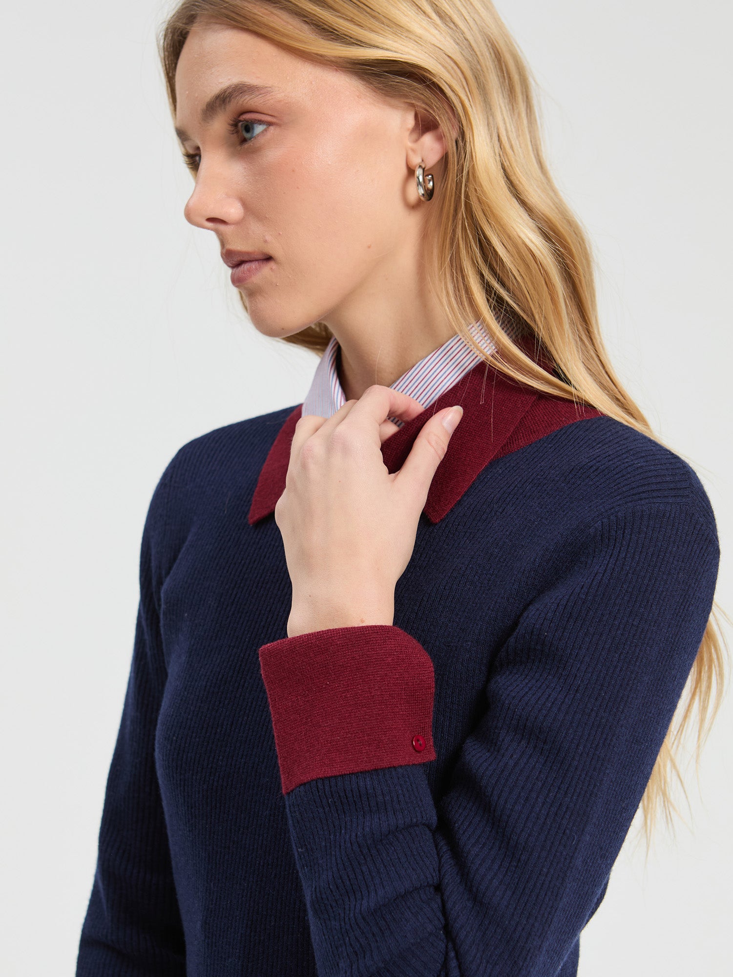 NAVY RIBBED JUMPER BURGUNDY NECK