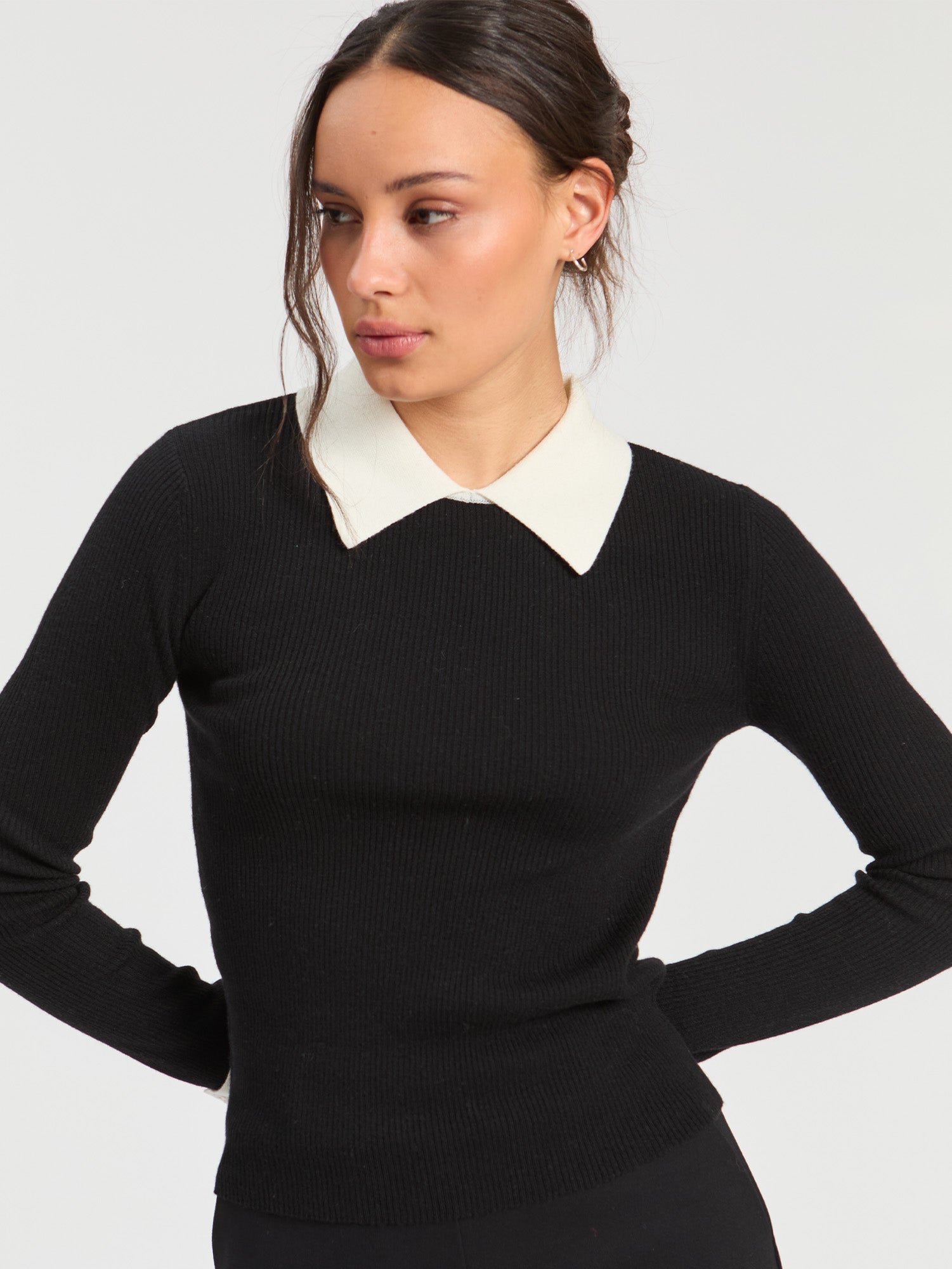 BLACK RIBBED JERSEY ECRU COLLAR