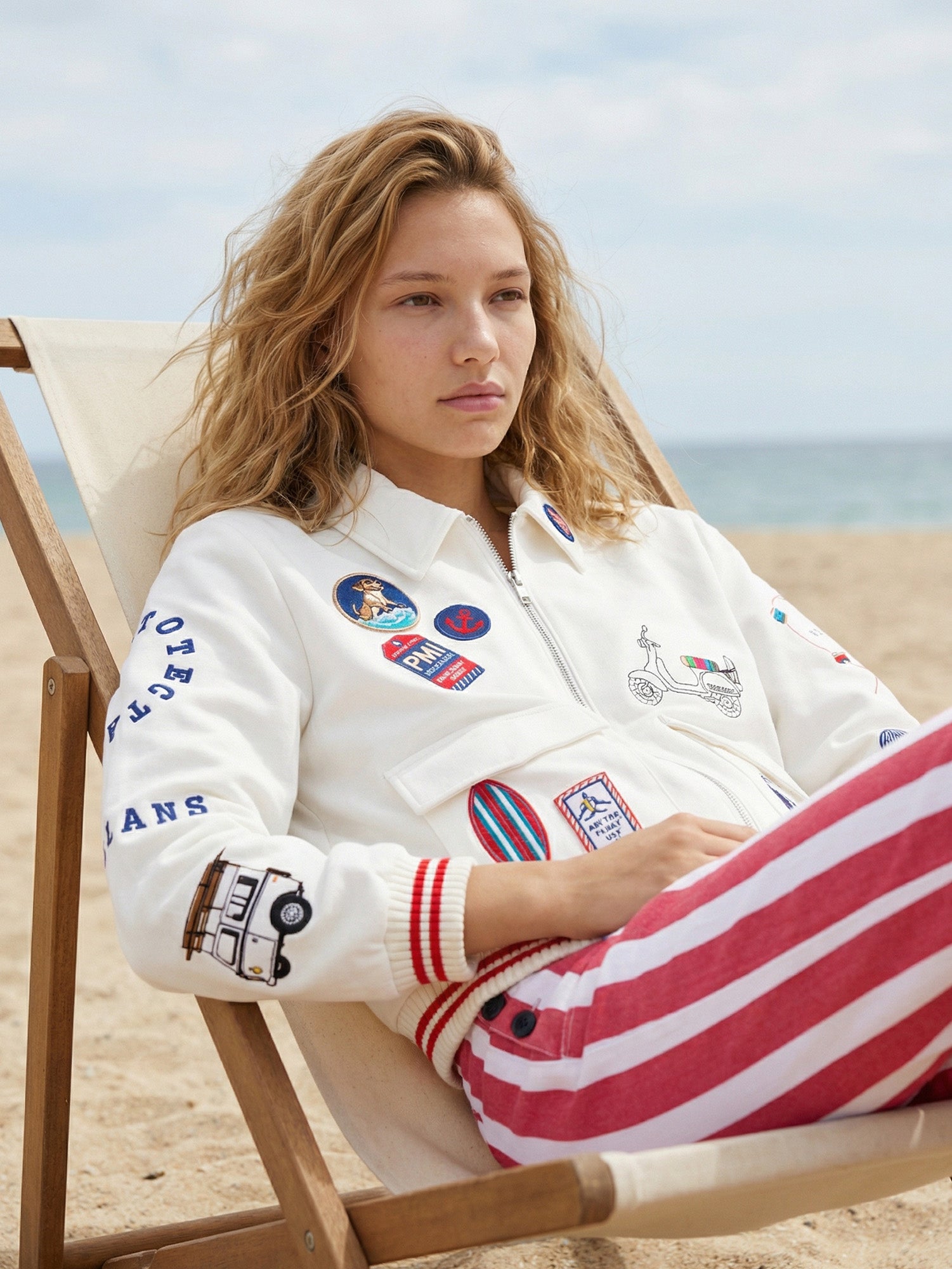 CHAQUETA BLANCA PARCHES BORDADOS