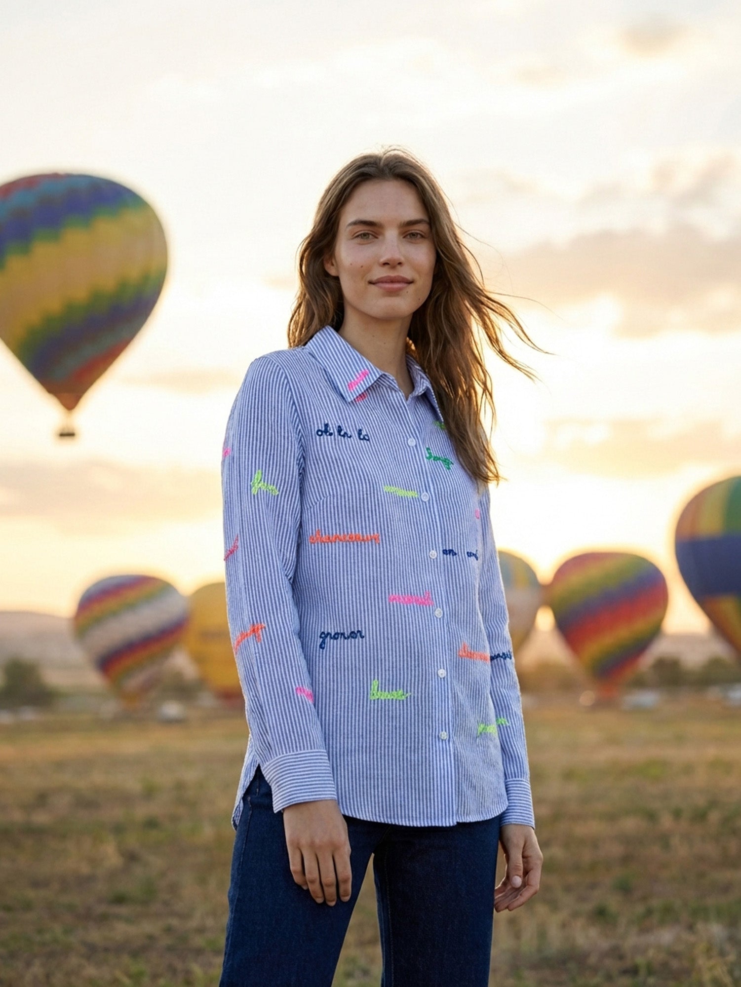 CAMISA AZUL RAYAS PALABRAS BORDADAS
