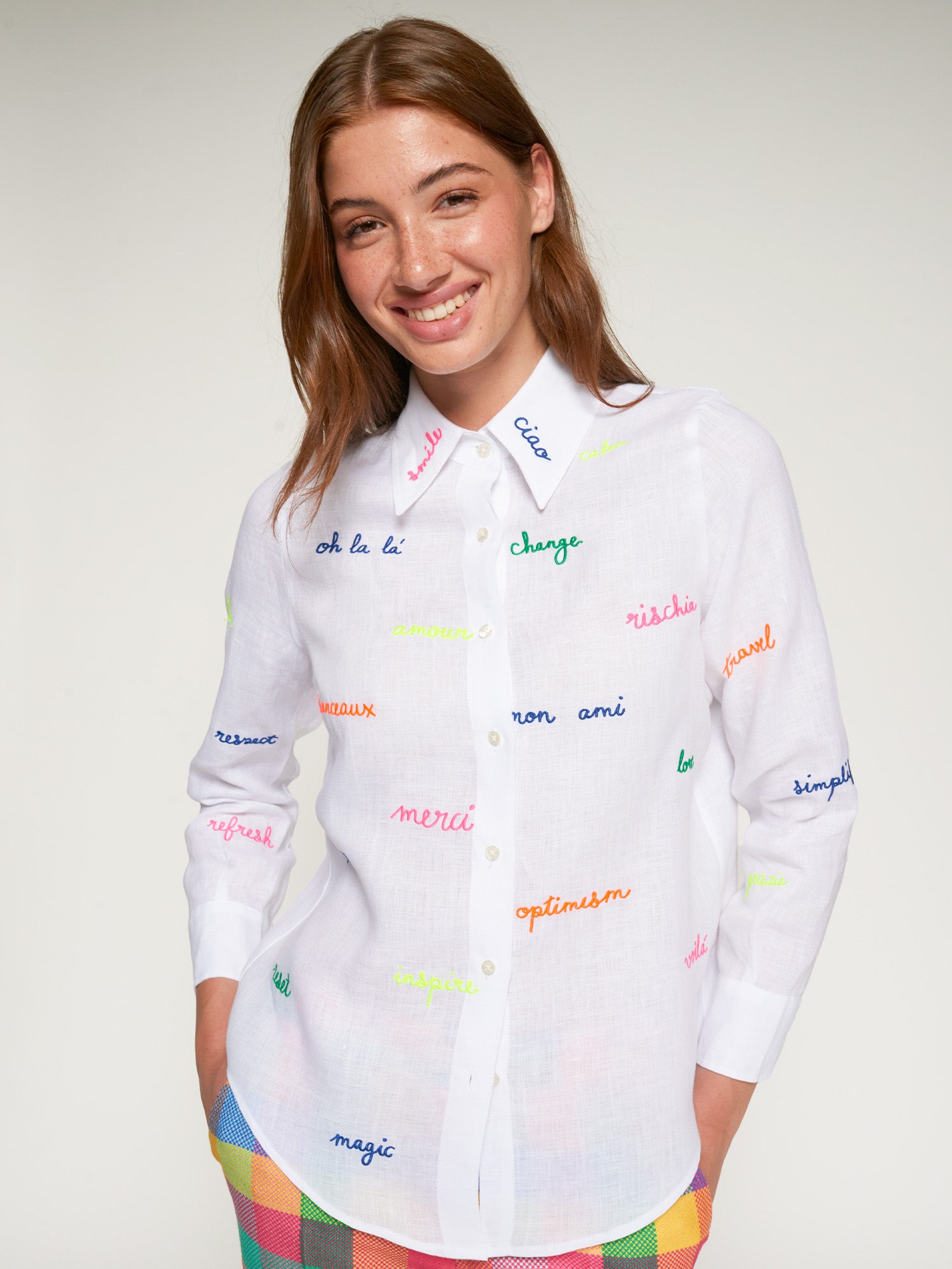 CAMISA BLANCA PALABRAS BORDADAS