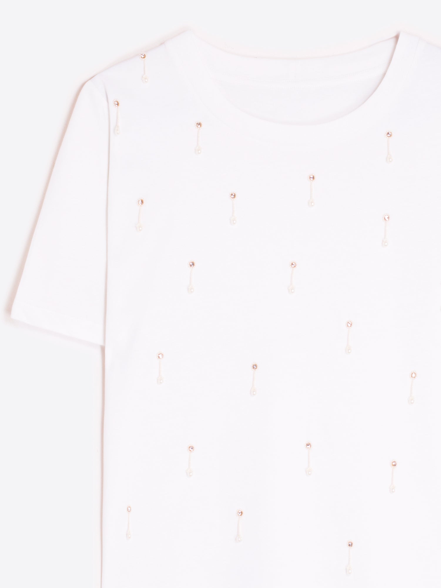 CAMISETA BLANCA APLICACIONES METÁLICAS