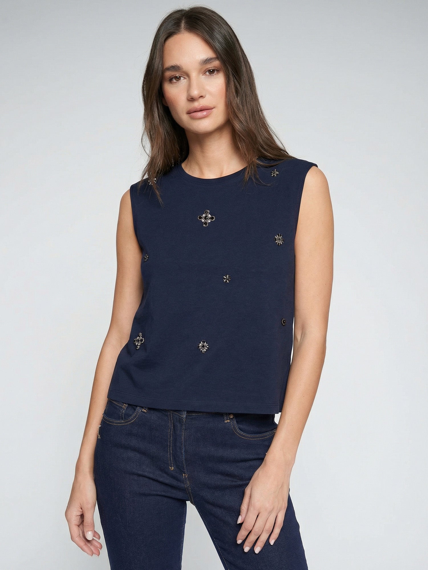 TOP NEGRO SIN MANGAS APLICACIONES METÁLICAS