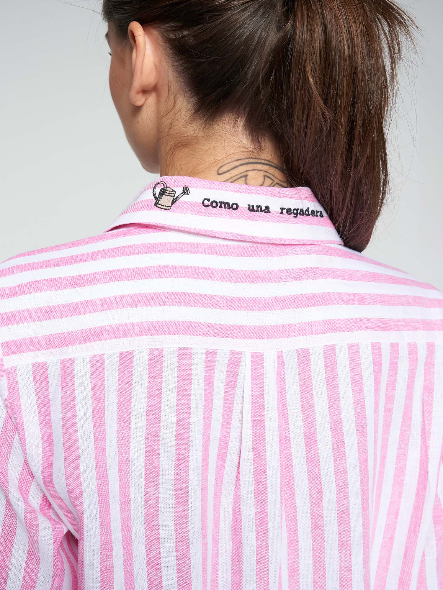 CAMISA RAYAS ROSA FLORES BORDADAS