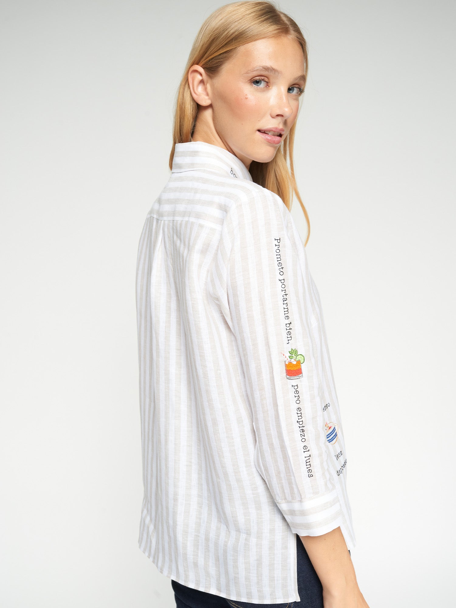 CAMISA RAYAS BEIGE ILUSTRACIONES Y TEXTO