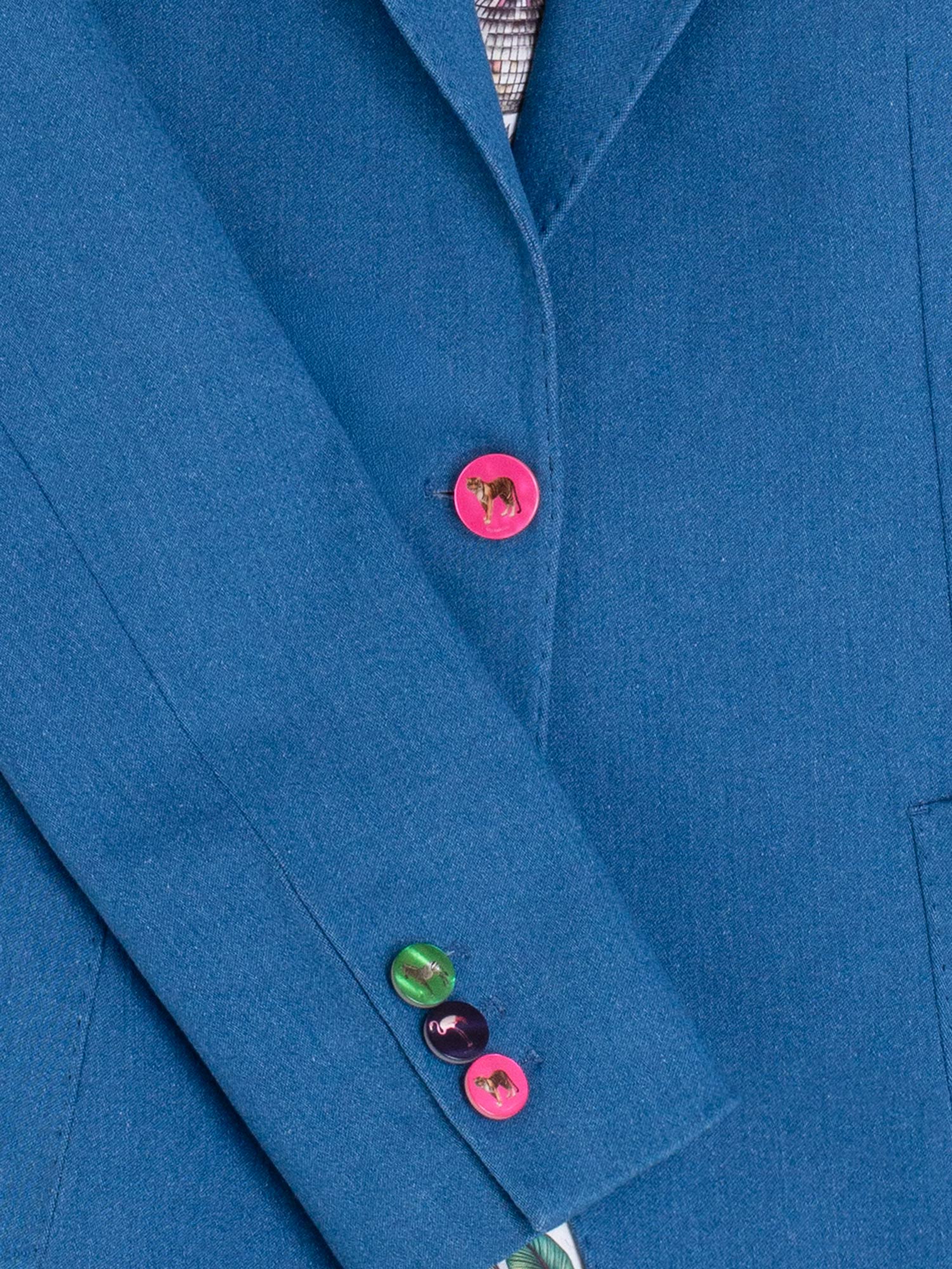 CHAQUETA AZUL BOTÓN ROSA Y FORRO ILUSTRADO