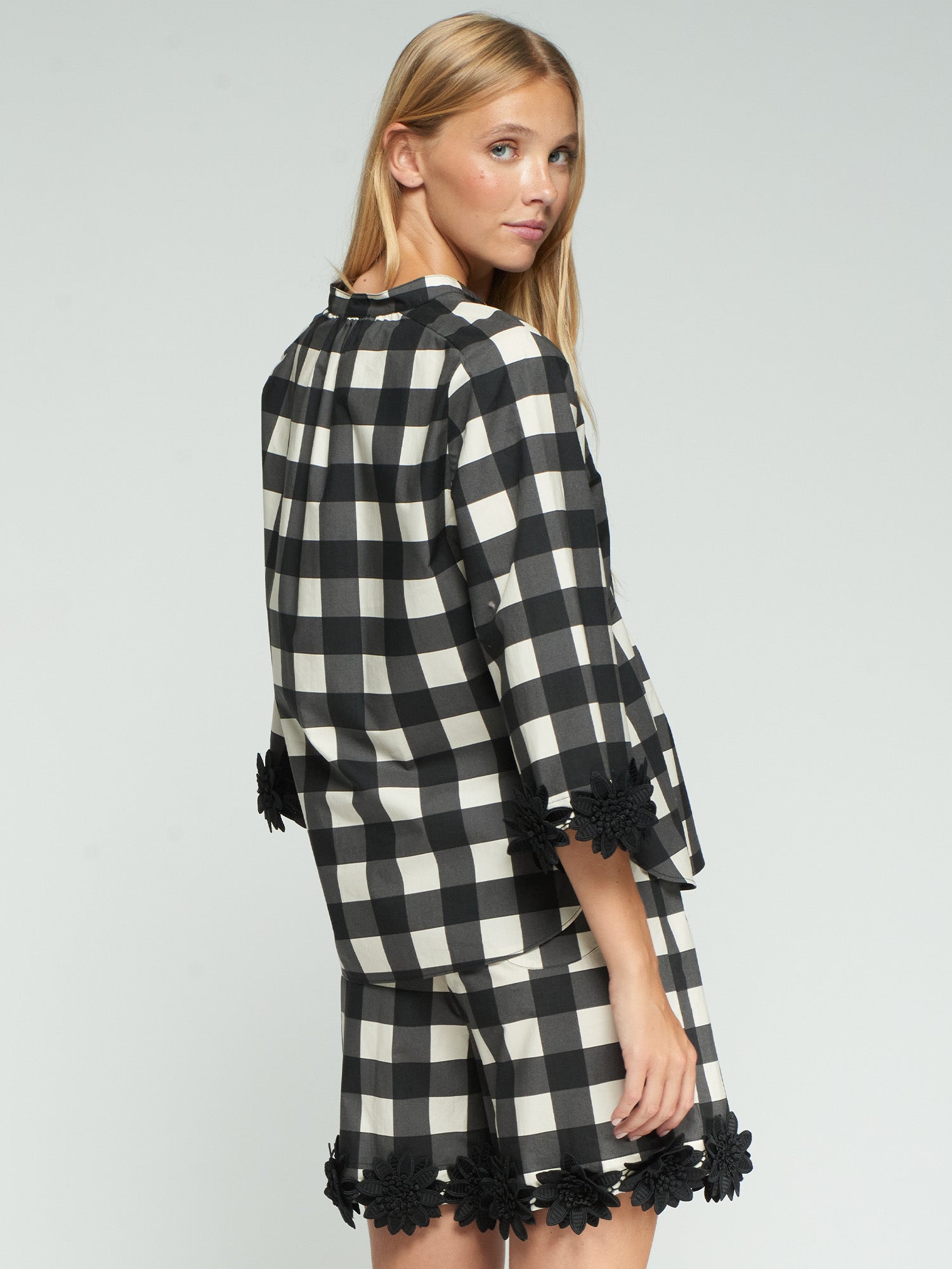 CAMISA CUADROS NEGRO APLICACIONES EN PUÑOS