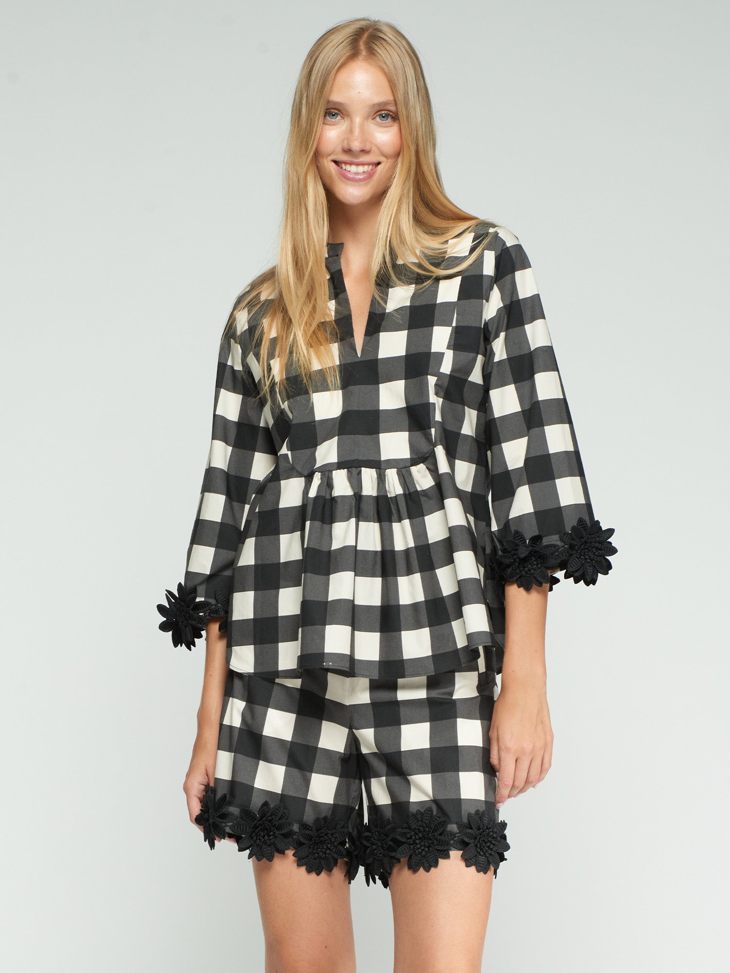 CAMISA CUADROS NEGRO APLICACIONES EN PUÑOS