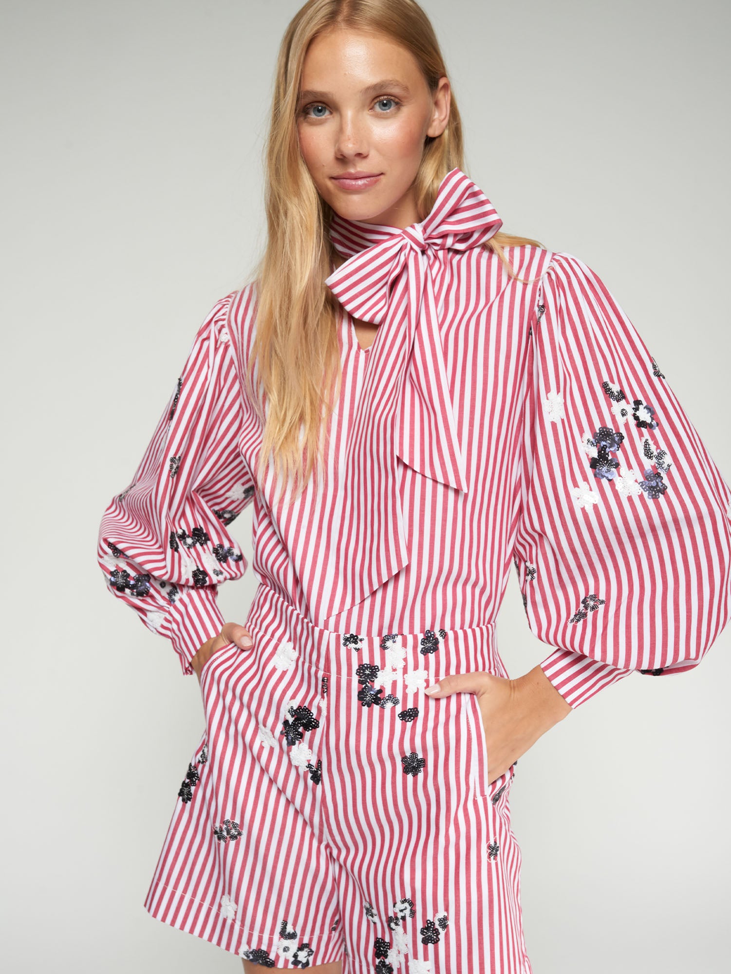 CAMISA RAYAS ROSA LAZO Y BORDADOS
