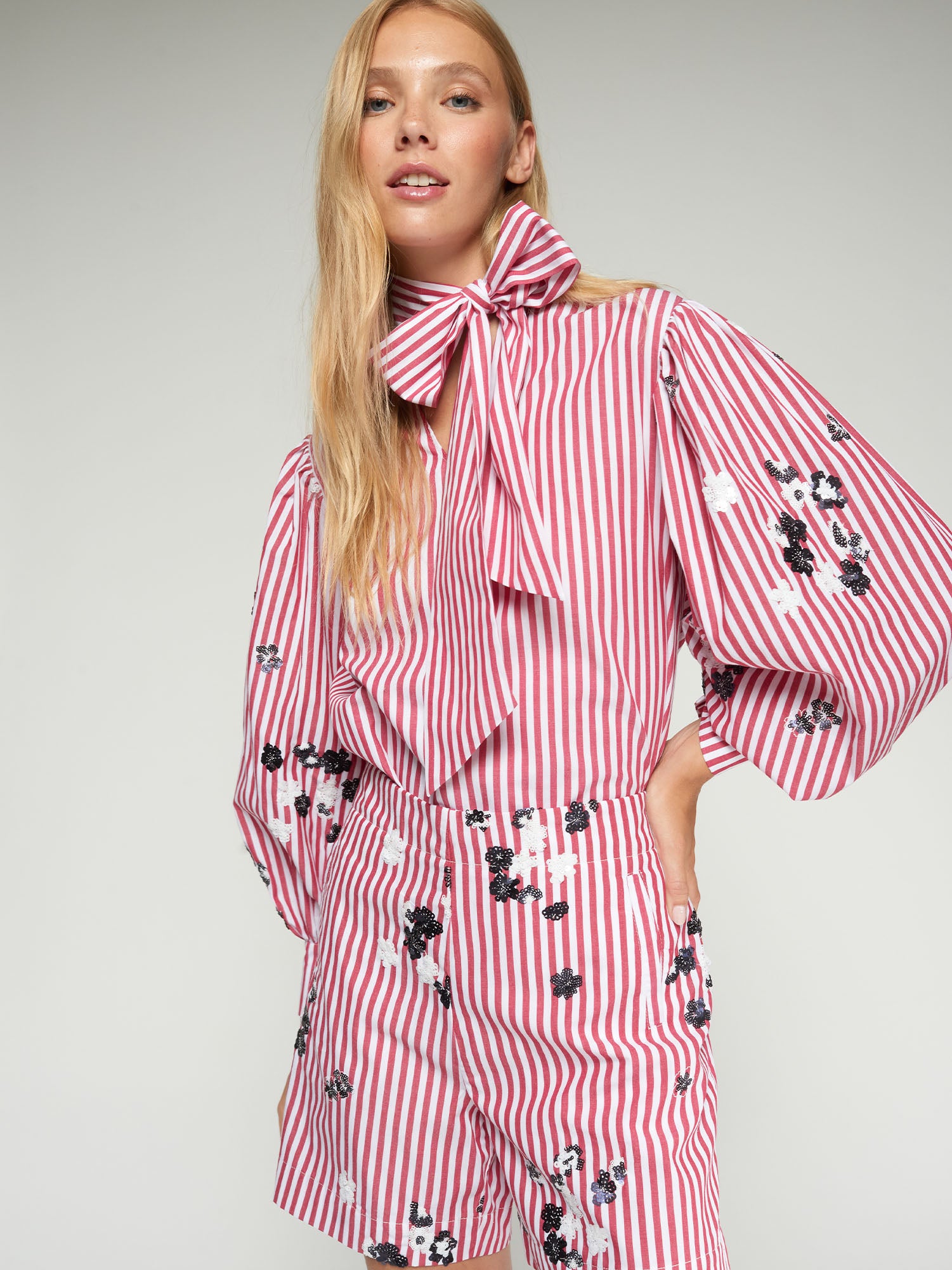 CAMISA RAYAS ROSA LAZO Y BORDADOS