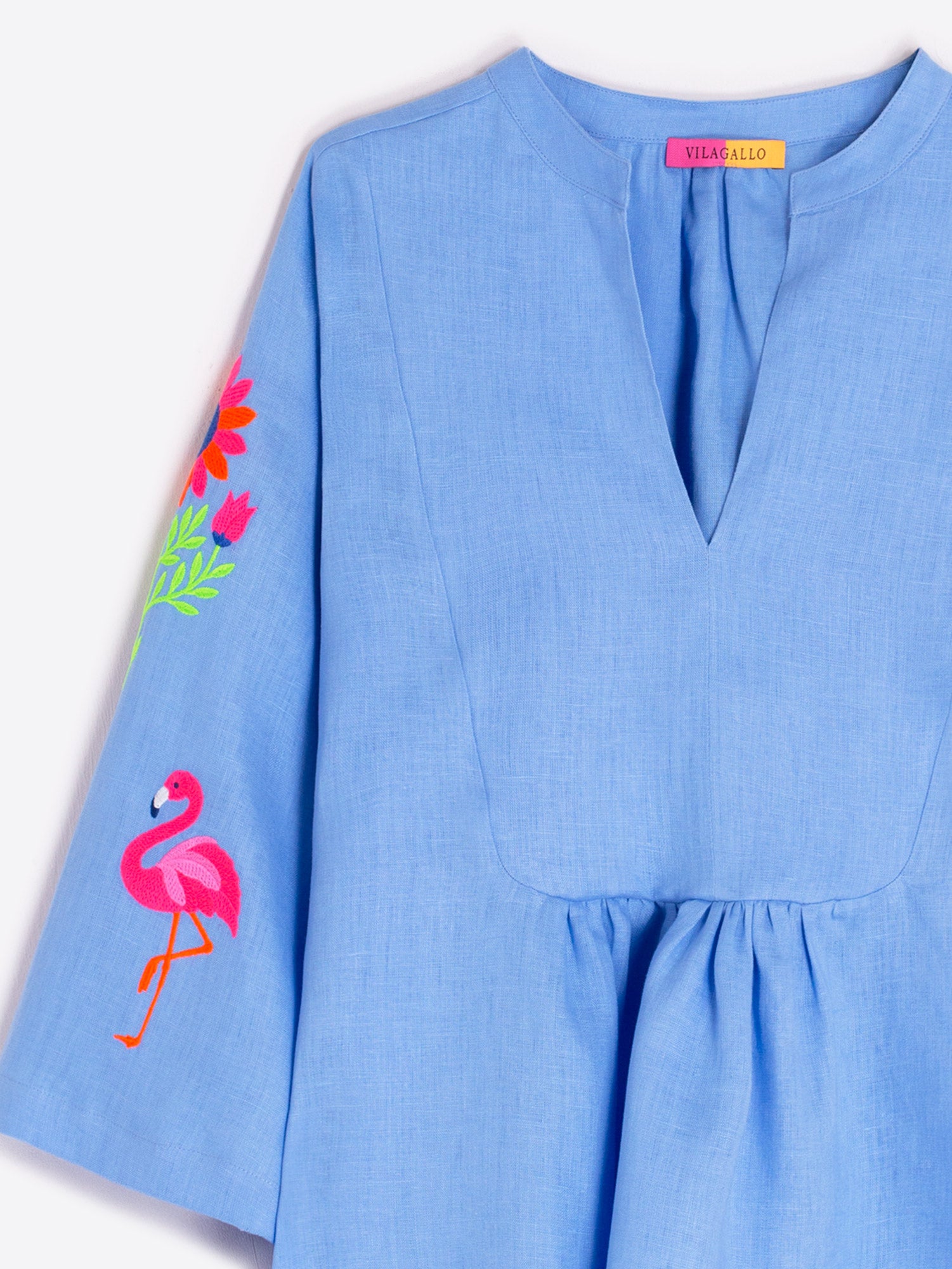CAMISA AZUL BORDADOS TROPICALES