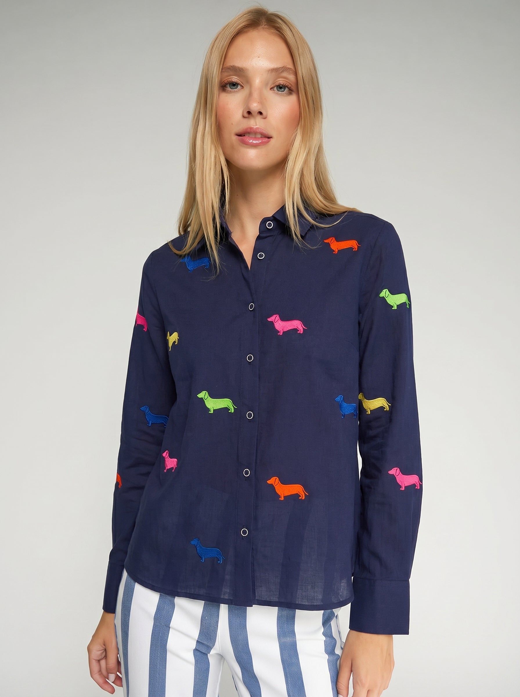CAMISA AZUL MARINO CON BORDADO DE PERROS