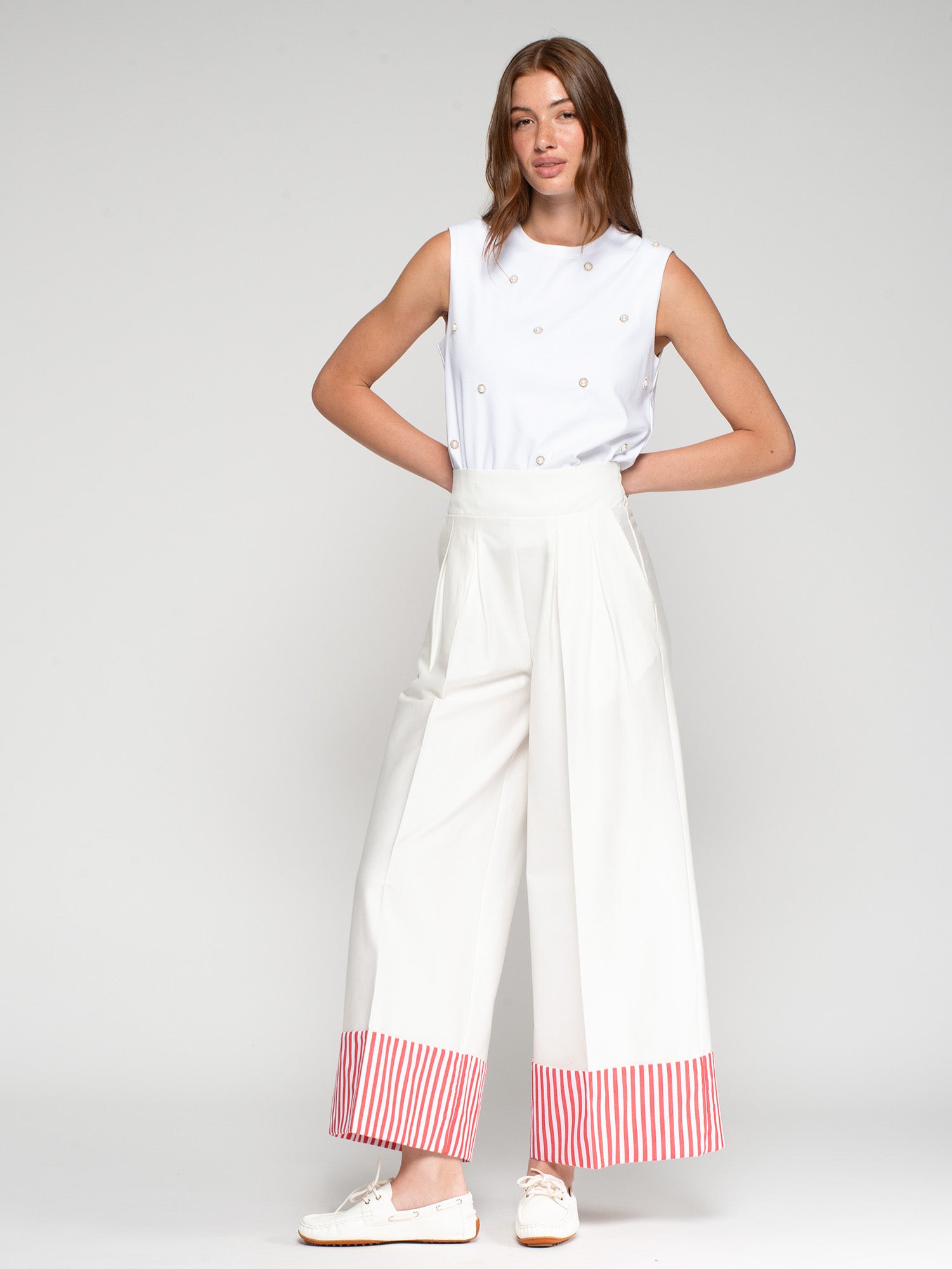 PANTALÓN BLANCO PUÑO RAYAS ROJAS