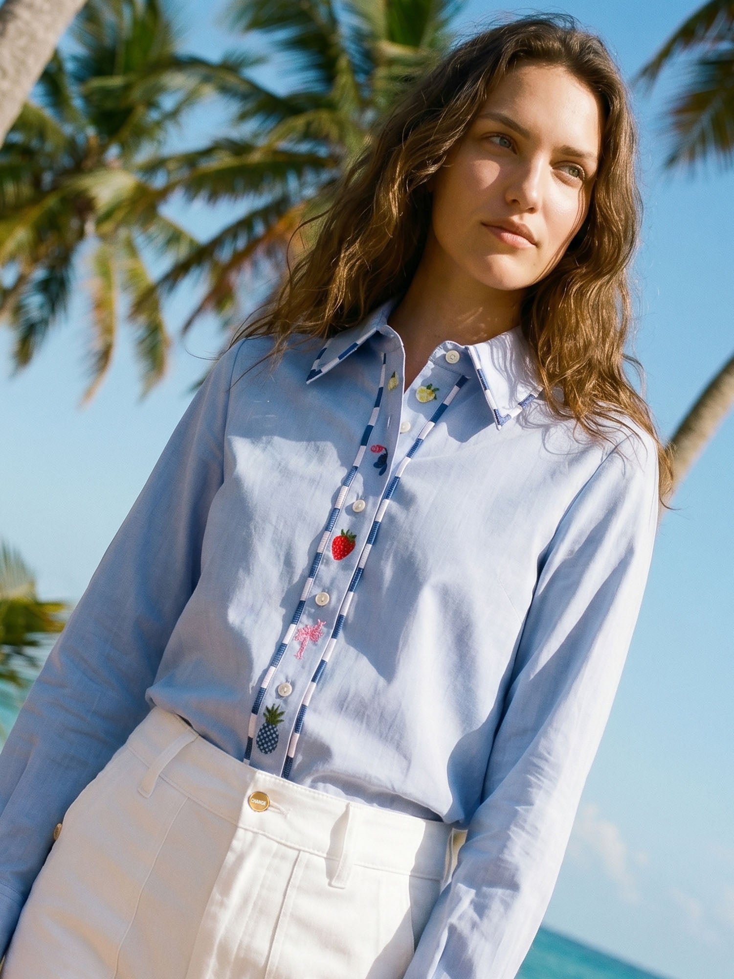 CAMISA AZUL BORDADO RIBETES